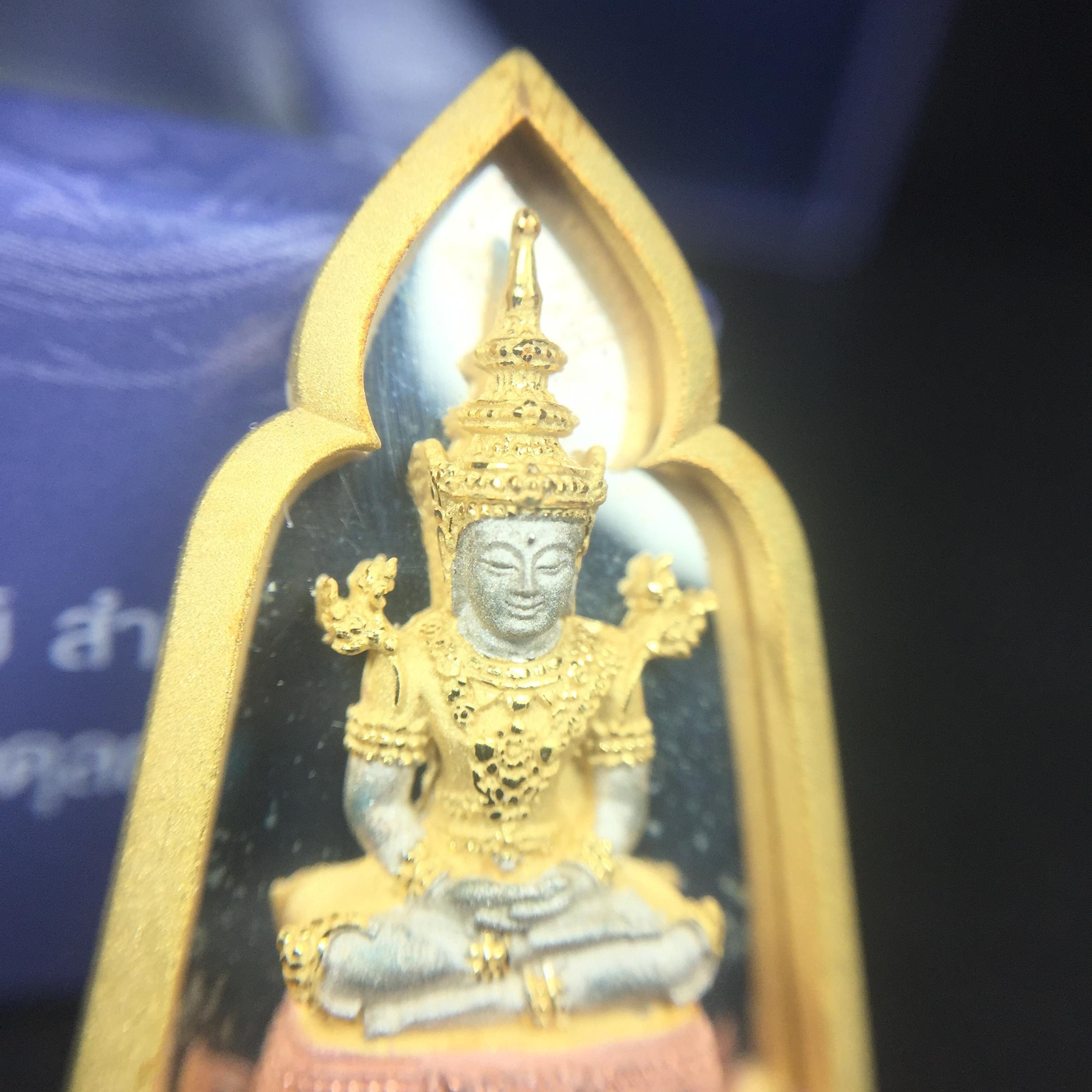 พระแก้วมรกต ภปร. ปี2547 จัดสร้างโดย รพ.ภูมิพลฯ เนื้อเงิน(3 กษัตริย์) เหรียญทรงซุ้ม(1ใน3000องค์)