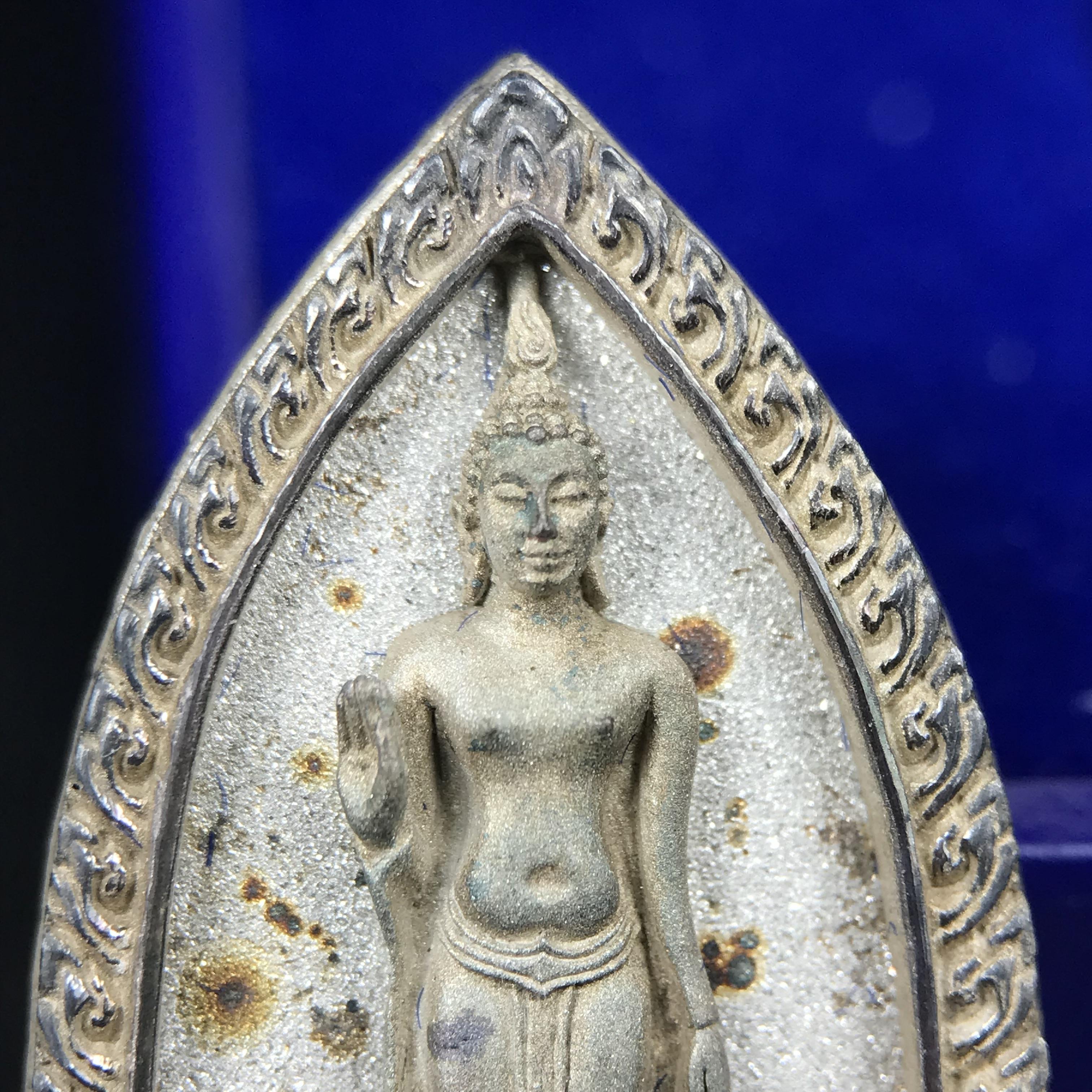 พระพุทธกาญจนพรสยามภูมิ ภปร. ปี 2539 เนื้อเงินพื้นทรายประกาย(ผิวเดิมสวย) พิมพ์ทรงใบขนุน ขนาด3.2ซม. พระพุทธรูปประจำพระชนมวาร รัชกาลที่9 ทรงโปรดเกล้าให้วิทยาลัยป้องกันราชอาณาจักร(วปอ.)สร้างในวโรกาสทรงครองสิริราชสมบัติครบ50ปี พ.ศ.2539(1ใน5000องค์)