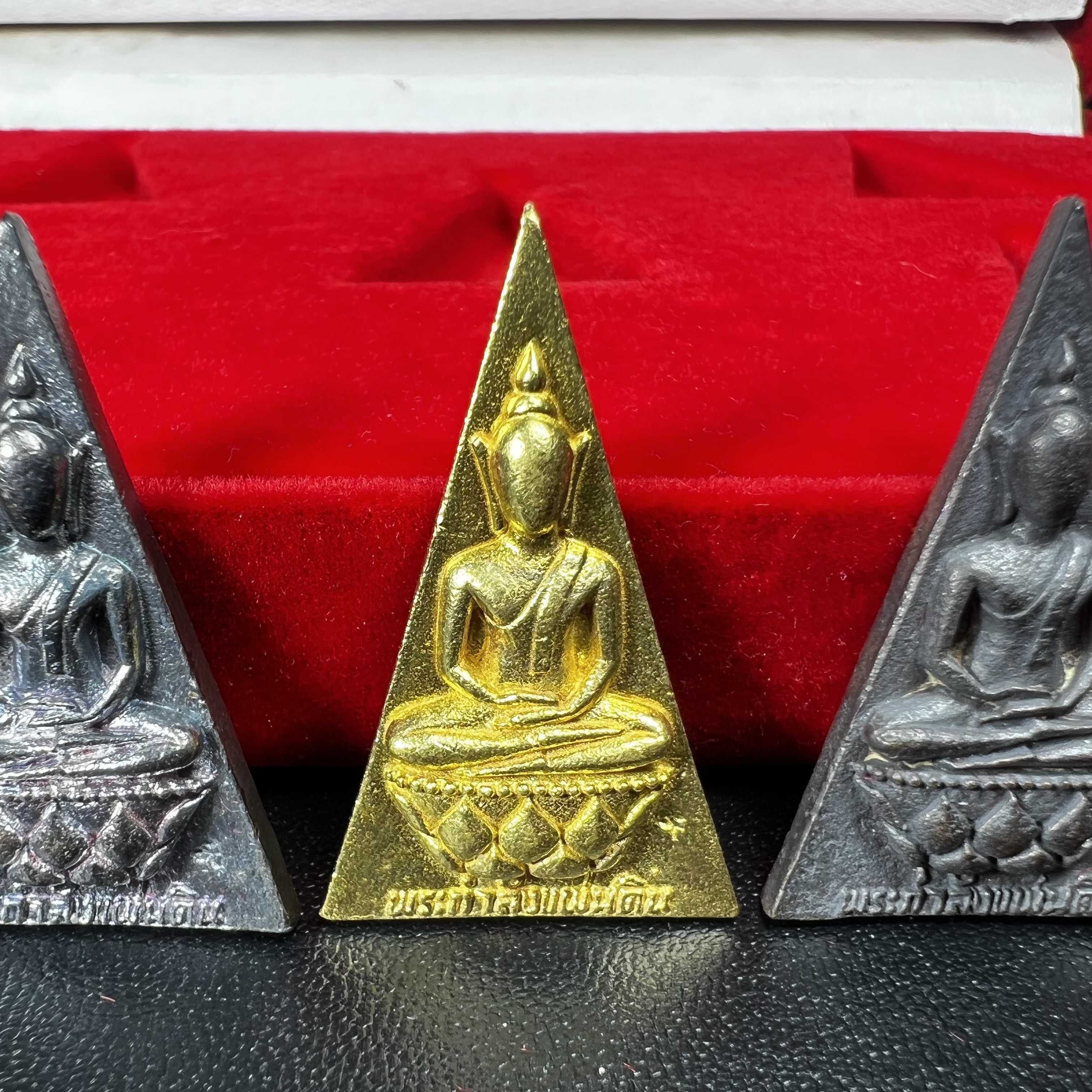 พระกำลังแผ่นดิน (สมเด็จจิตรลดา2) จัดสร้างเฉลิมพระเกียรติ ร.9 ครองราชย์ 50 ปี 2539 ชุดทองคำ(ประกอบด้วยเนื้อทองคำ+เนื้อเงิน+เนื้อนวโลหะ+เนื้อผง2องค์)(สร้างน้อยหายาก)พร้อมกล่องบรรจุเดิมครบสมบูรณ์(1ใน 1500ชุด)