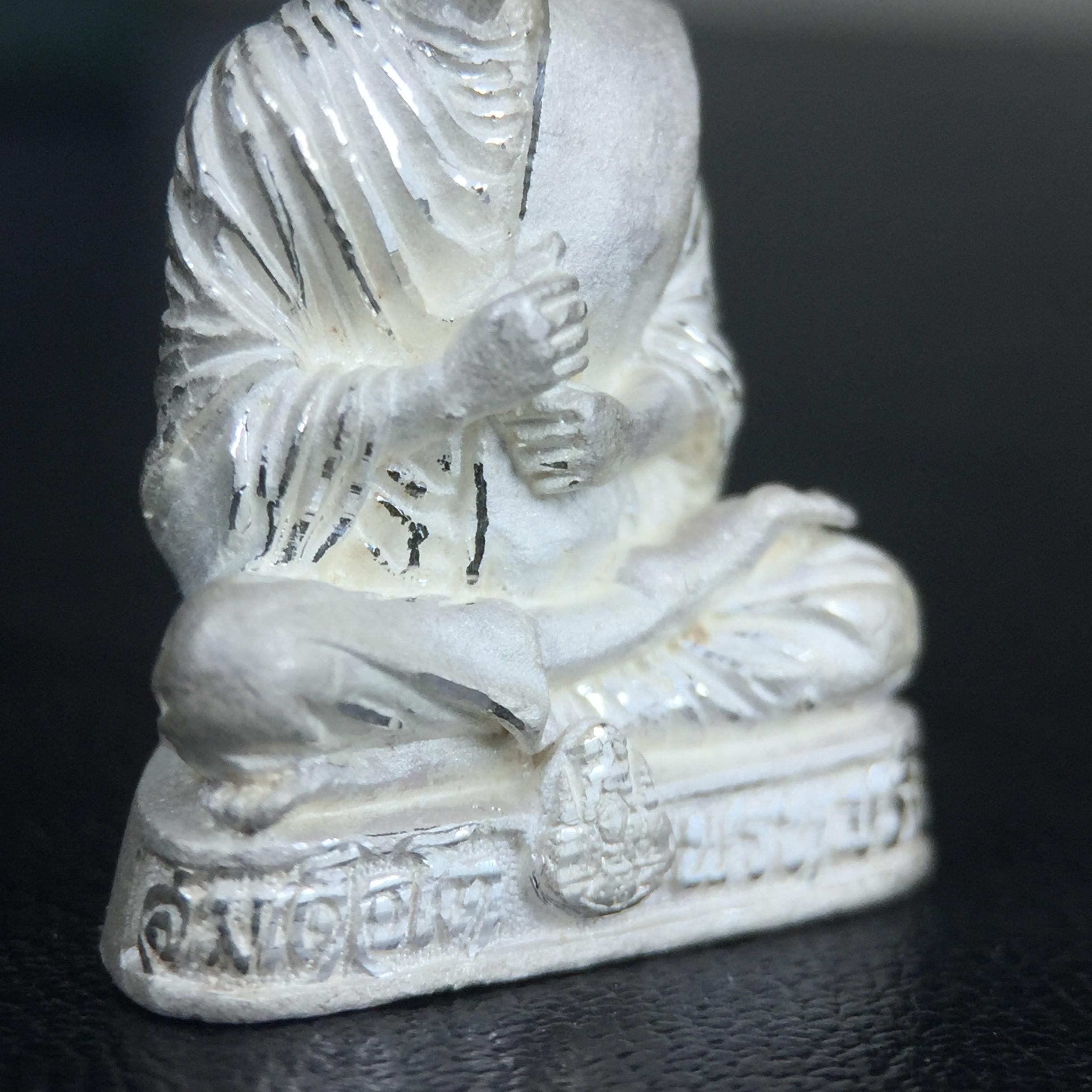 รูปเหมือนสมเด็จพระพุฒาจารย์ (โต พรหมรังสี)วัดใหม่อมตรส บางขุนพรหม ปี2540 รุ่นกาญจนาภิเษก จัดสร้างในวโรกาสที่รัชกาลที่ 9 ทรงครองสิริราชสมบัติ ครบ 50ปี ลอยองค์พิมพ์ใหญ่ เนื้อเงินบริสุทธิ์ 99.9% แบบทรายนวลขัดเงาบางส่วน พร้อมกล่องใบรับรองเดิมครบ