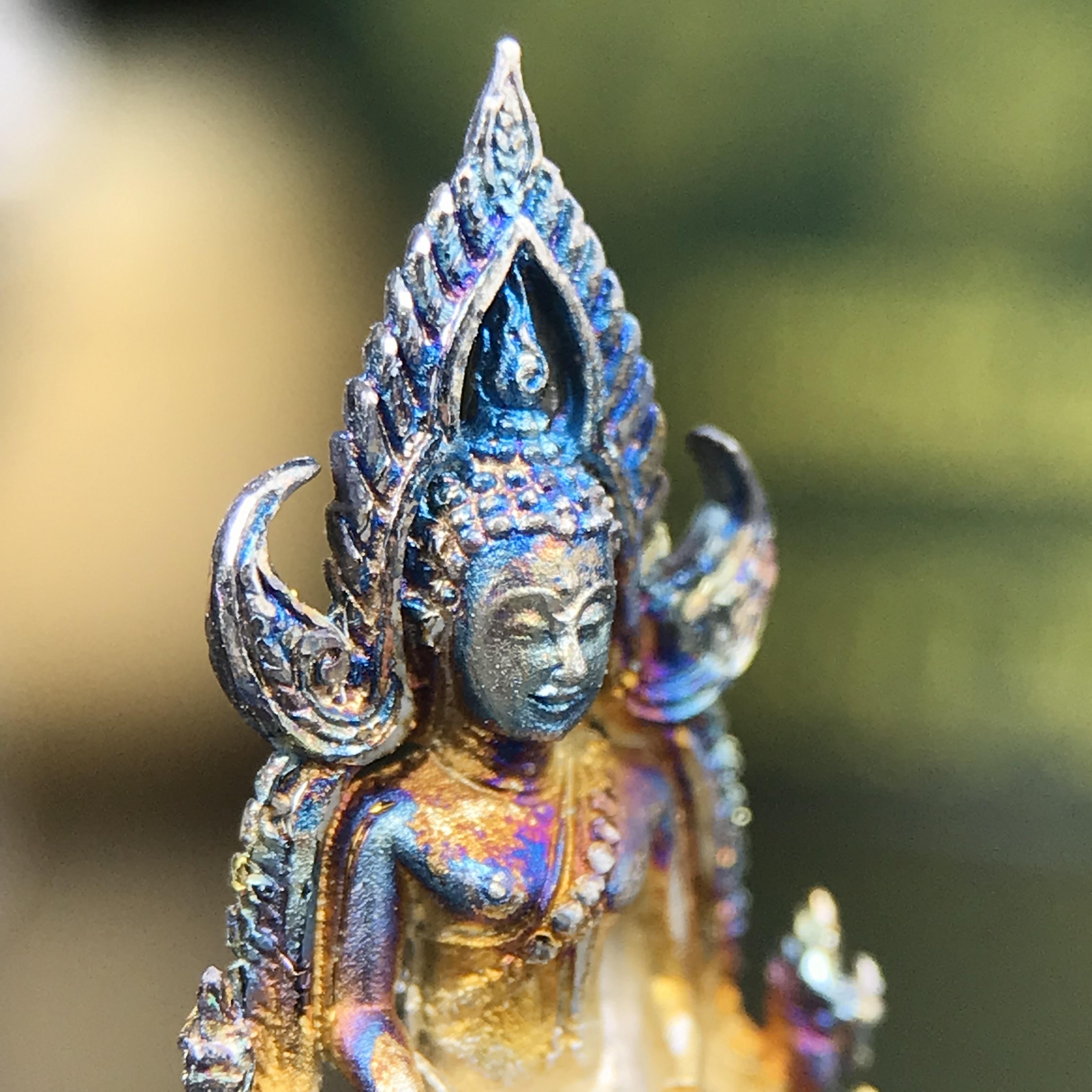 พระพุทธชินราช ภปร. 84 พรรษา พิมพ์เล็กขนาดหน้าตัก 1/4 นิ้ว(สูง 2.0 ซม.)เนื้อเงินชุบทองคำขาว (สภาพผิวเดิมสวย ขึ้นสีรุ้งธรรมชาติ แบบนิยม สวยมาก)(พระราชทานมวลสาร จิตรลดาและเส้นพระเจ้า(เส้นผม))พุทธศิลป์ทรงคุณค่าอีกหนึ่งรุ่นยอดนิยม