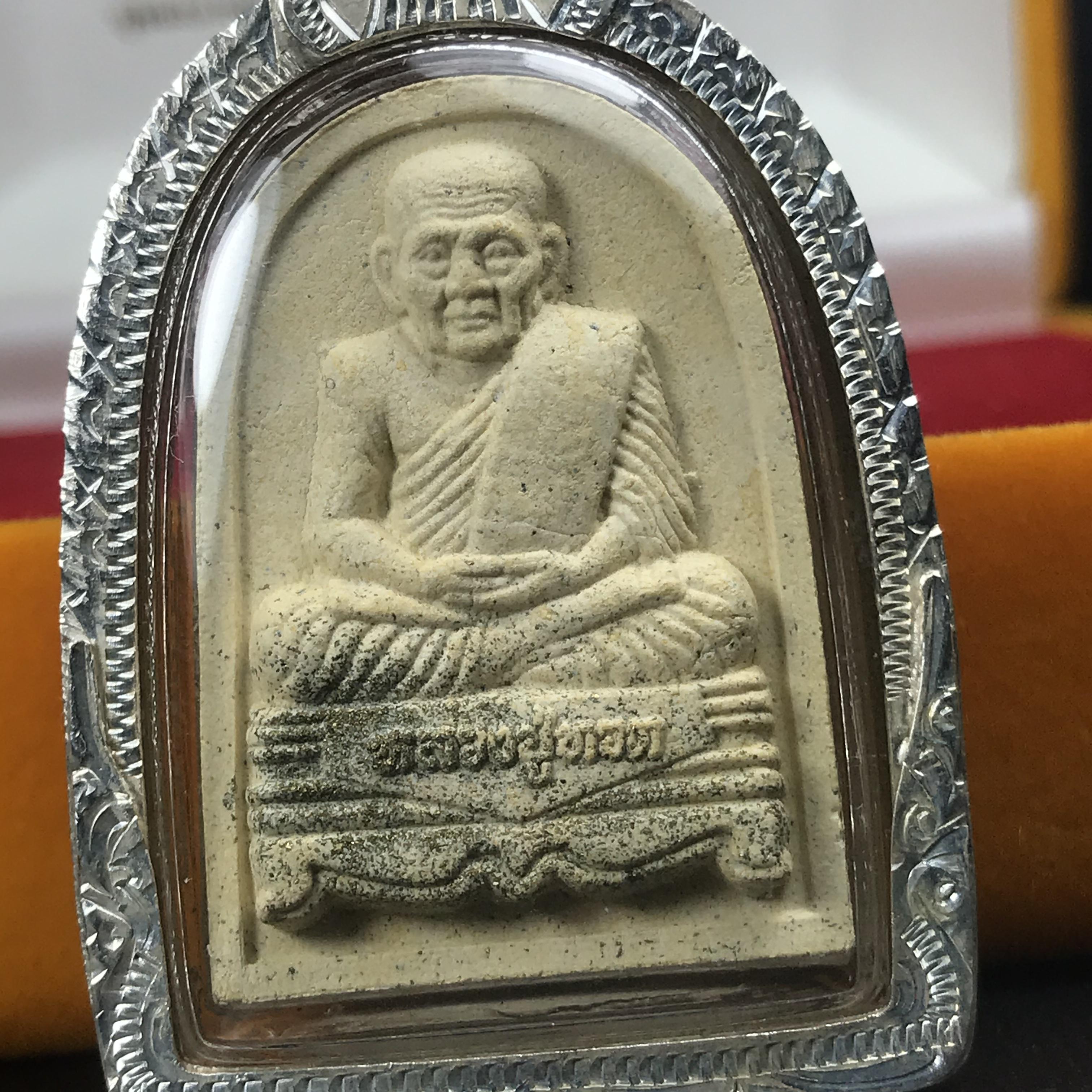 พระหลวงปู่ทวด ภปร.ปี2547 (พระชุดกรรมการ)ทรงกลีบขนุน เนื้อผงสมเด็จฯ(โรยผงตะไบ ชนวนเก่า) เลี่ยมกรอบเนื้อเงินแท้(95%)