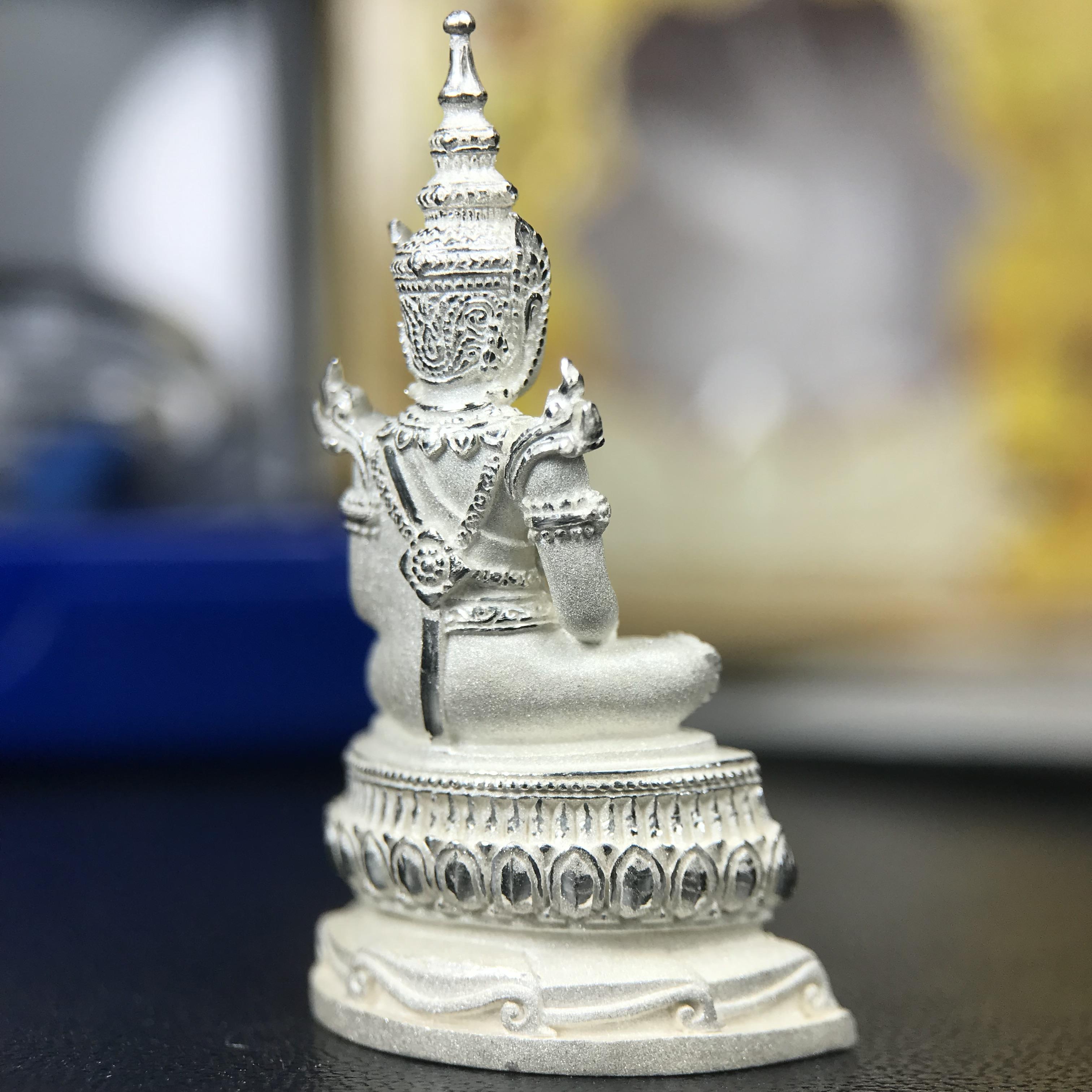 พระแก้วมรกต ทรงเครื่องฤดูร้อน พระราชทานประดิษฐานตราสัญลักษณ์ฉลองสิริราชสมบัติ ครบ 60 ปี ในหลวงรัชกาลที่ 9 พ.ศ.2549 เนื้อเงินลอยองค์พิมพ์ใหญ่ สูง 3.6 ซม. ขนาดหน้าตัก 1/2 นิ้ว (พิธีใหญ่มหาพุทธาภิเษก ณ พระอุโบสถวัดพระแก้ว เกจิอาจารย์ ทั่วประเทศ 108 รูป )