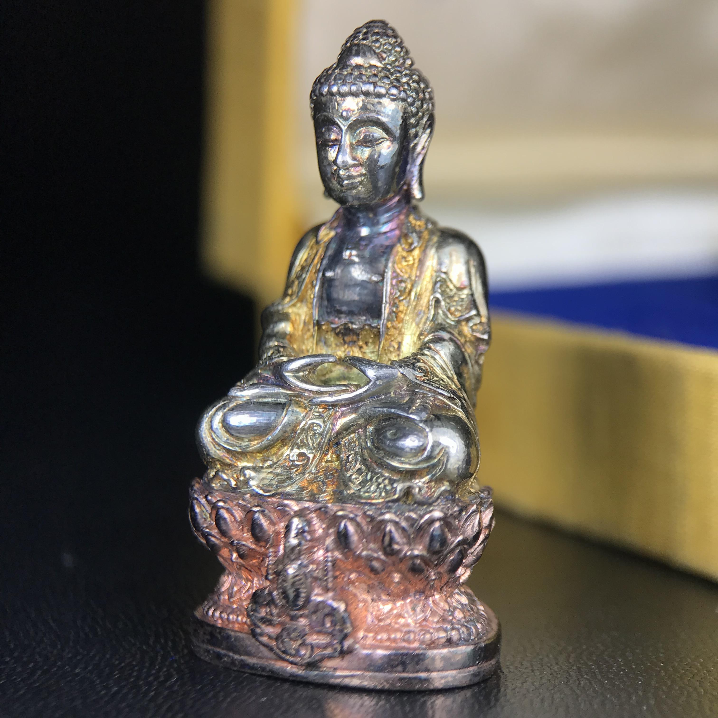 พระกริ่งจีน "ต้าเยิ่นถะ" ชุดกาญจนาภิเษกครองราชย์ 50 ปี วัดบวรนิเวศวิหาร ปี 2538 เนื้อเงินสามกษัตริย์ 99.99% สูง 3.8 ซม. (สภาพผิวสวยเดิมติดรุ้งๆ พิธีใหญ่ พุทธศิลป์งดงาม) สภาพสวยเดิมพร้อมกล่องบรรจุเดิม ***ตอกโค๊ดหมายเลข ๖๒๙๒***