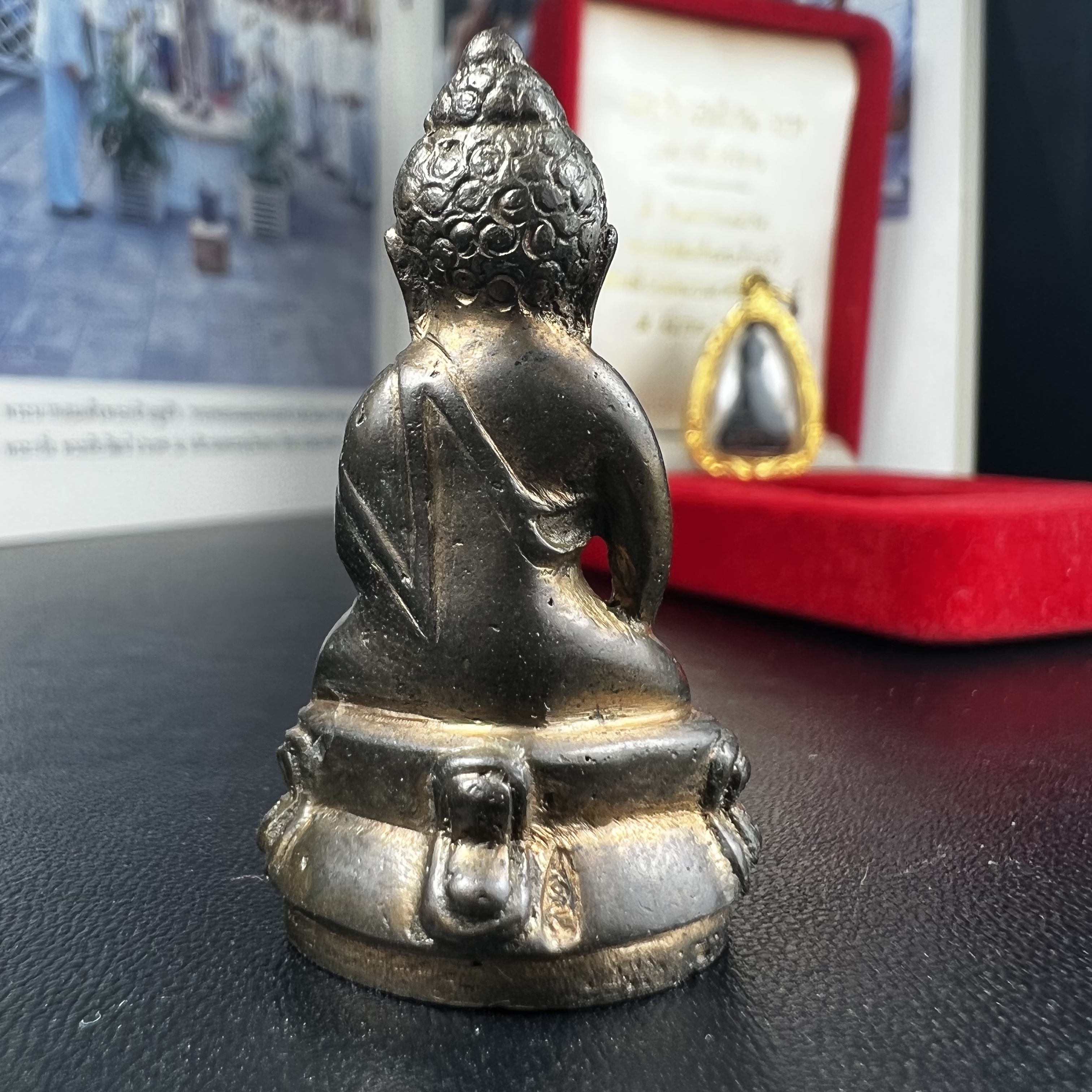 พระกริ่ง-พระชัยวัฒน์ ปวเรศ ปี2530 วัดบวรนิเวศราชวรวิหาร(องค์พระชัยวัฒน์เลี่ยมกรอบทองคำแท้)(ในหลวง ร.9 เสด็จเททอง)(บรรจุเส้นเกศาในหลวงรัชกาลที่9)พร้อมสูจิบัตรเดิมตอนจัดสร้าง(สภาพสวยครบสมบูรณ์) (องค์หน้าใหญ่)(องค์ทองทบ)แบบพิมพ์นิยมหายาก