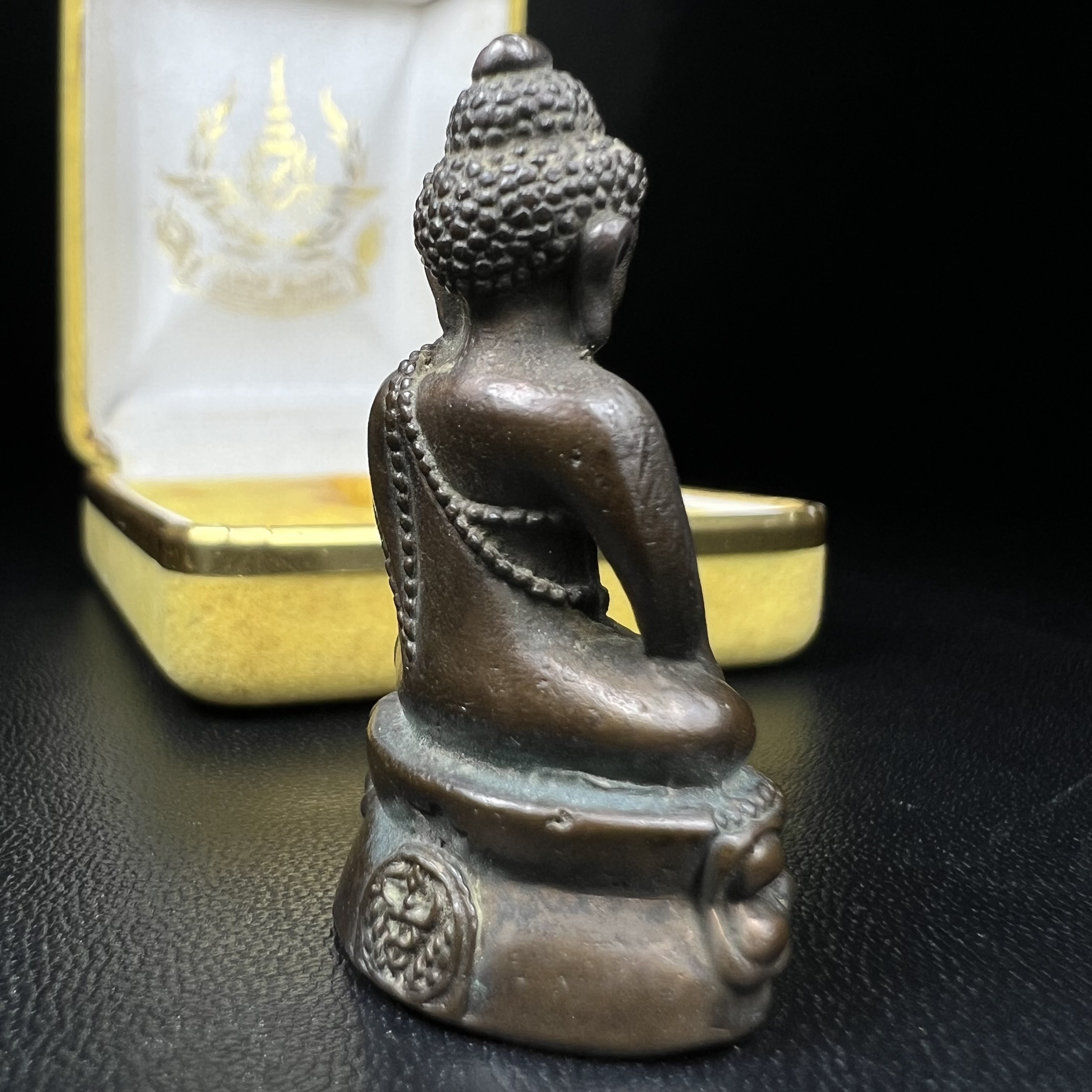 วัตถุมงคลคุ้มเกล้าฯ มหามงคลเฉลิมพระชนมพรรษา 6 รอบ รัชกาลที่ 9 ชุดพิเศษกรรมการ(หายาก) (ในหลวงรัชกาลที่9 ทรงจุดไฟพระฤกษ์และเททอง พิธีใหญ่)ยอดนิยมหายาก