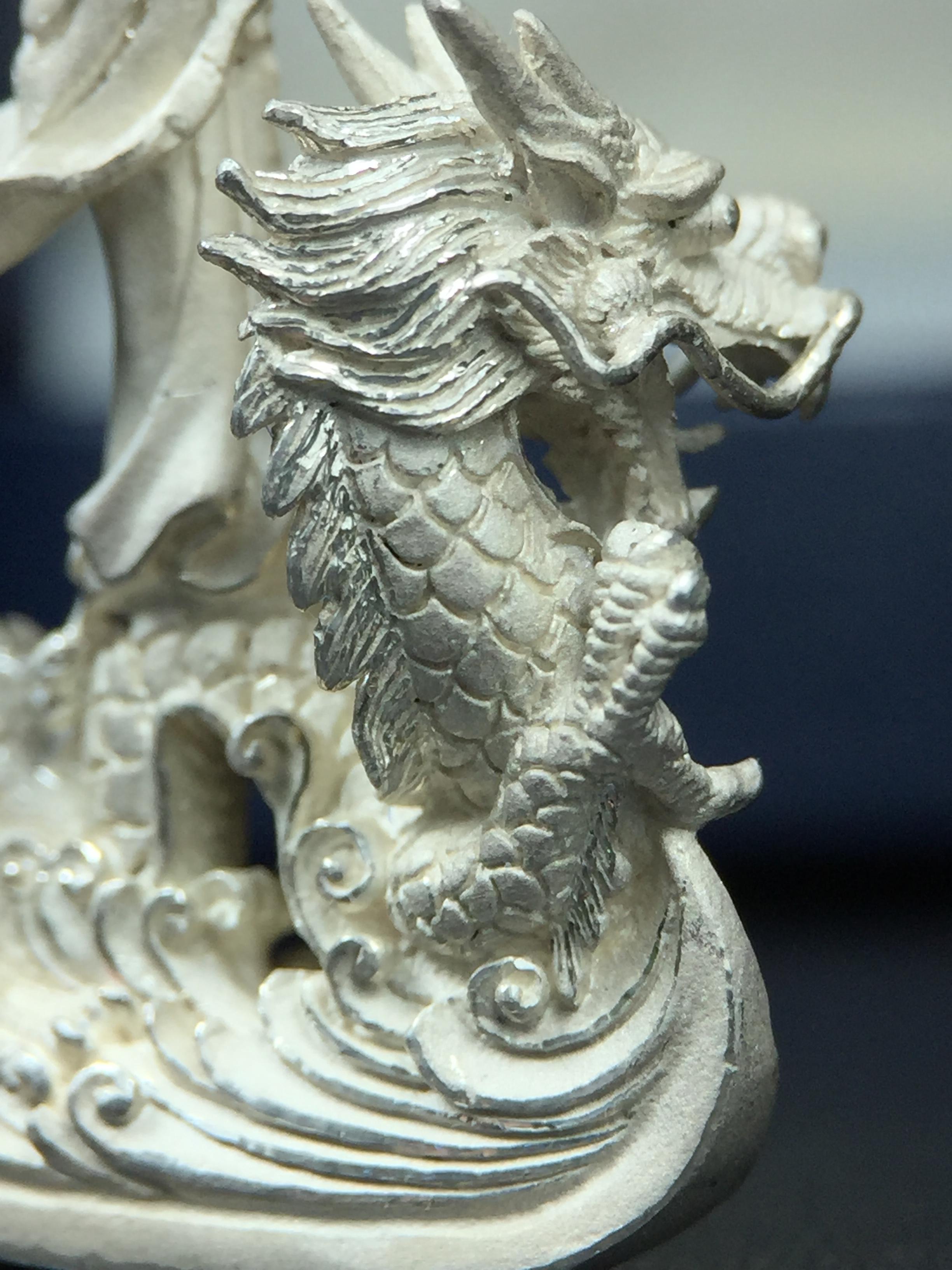 รูปหล่อลอยองค์พระโพธิสัตว์กวนอิม ทรงประทับมังกร จ.ระนอง เนื้อเงิน พิมพ์ใหญ่(สภาพผิว สวยงดงาม ทรงคุณค่า) เฉลิมฉลองในวโรกาสที่พระบาทสมเด็จพระเจ้าอยู่หัวทรงครองสิริราชสมบัติครบ 50 ปี จ.ระนอง พ.ศ.2539