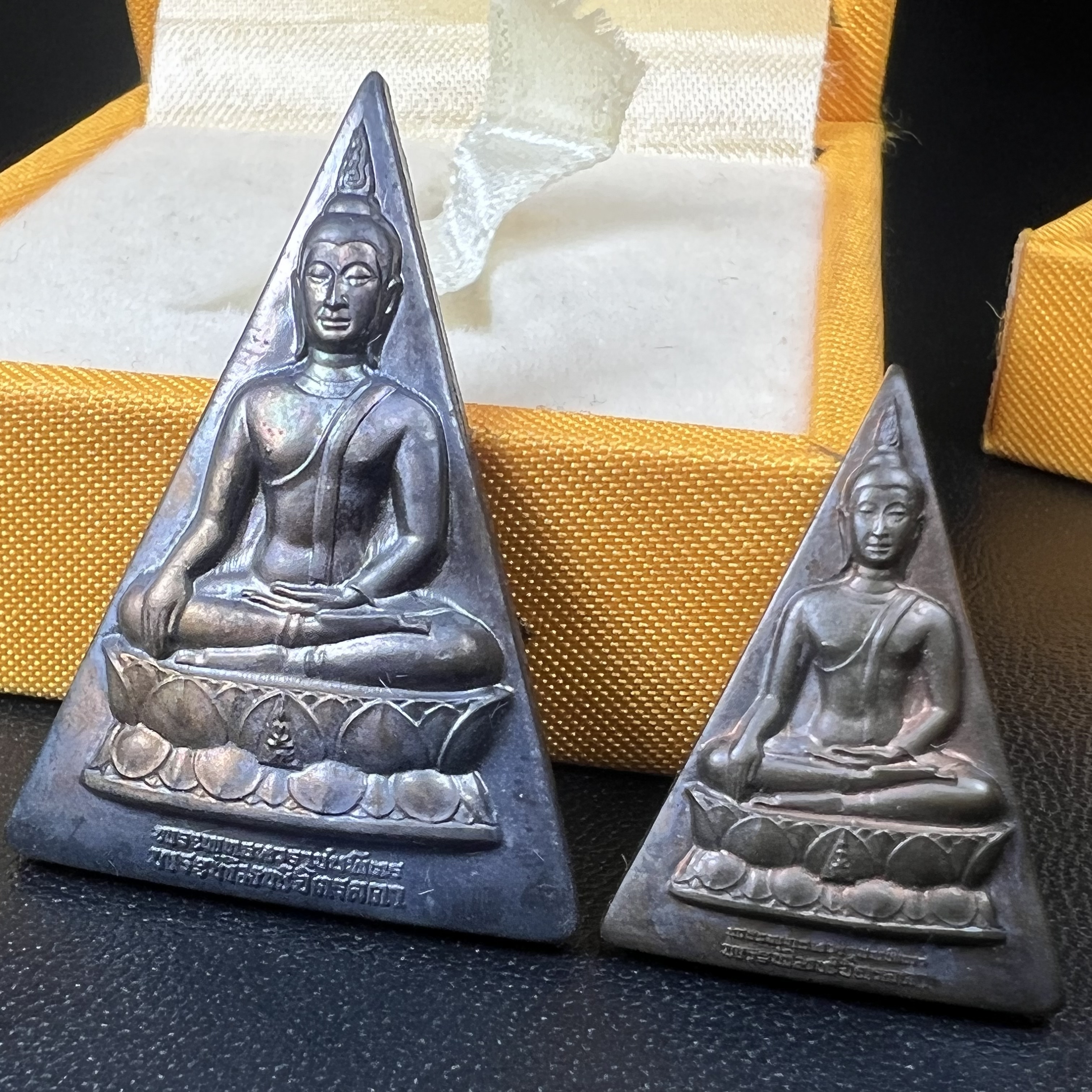 พระพุทธนวราชบพิตร พระพิมพ์จิตรลดา โครงการหลวง ปี2539 (พิมพ์ใหญ่+พิมพ์เล็ก) เนื้อนวโลหะ พร้อมกล่องบรรจุเดิม พิธีใหญ่ ปลุกเสกวัดพระแก้ว(1ชุด 2 องค์)