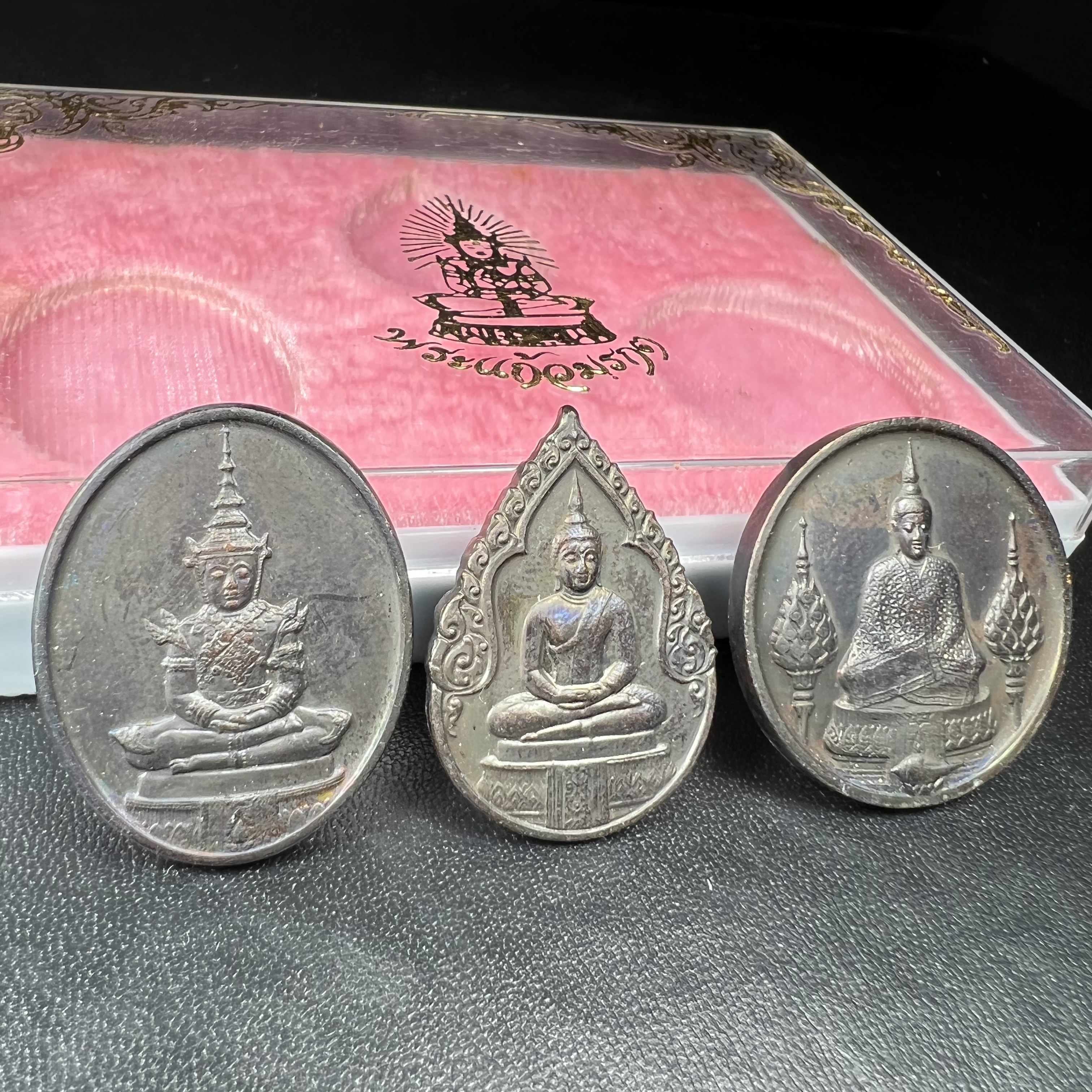 เหรียญพระแก้วมรกตหลัง ภปร. ฉลองกรุงรัตนโกสินทร์ครบ 200 ปี พ.ศ.2525 เนื้อทองแดงกล่องบรรจุเดิมครบ3พิมพ์(บล็อกพระราชศรัธา)(ในหลวงรัชกาลที่9 เสด็จในพิธี)