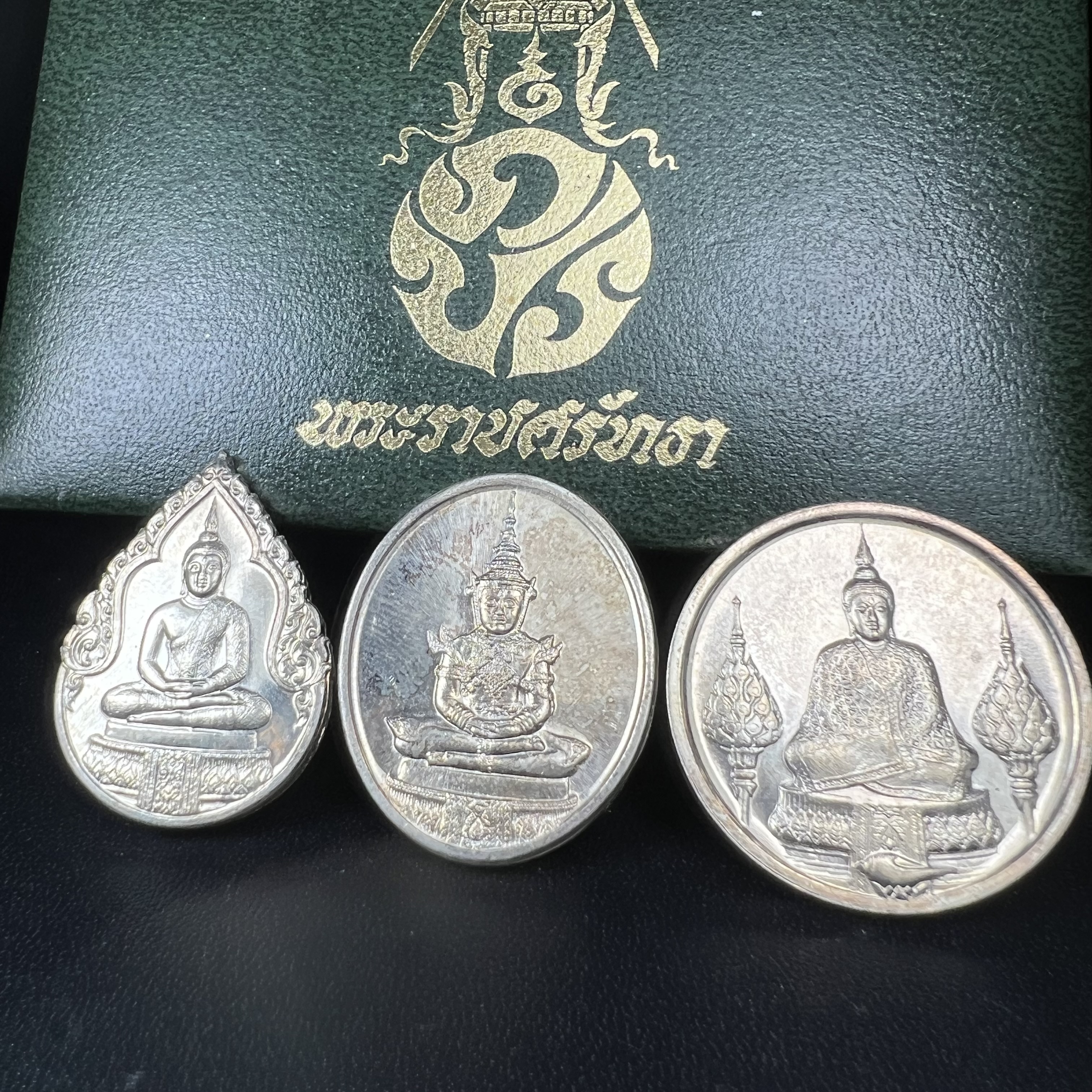 เหรียญพระแก้วมรกตหลัง ภปร. ฉลองกรุงรัตนโกสินทร์ครบ 200 ปี พ.ศ.2525 เนื้อเงินกล่องบรรจุเดิมครบ3พิมพ์(บล็อกพระราชศรัธา)(ในหลวงรัชกาลที่9 เสด็จในพิธี)พระคู่บ้านคู่เมือง...พระดี...พิธีใหญ่