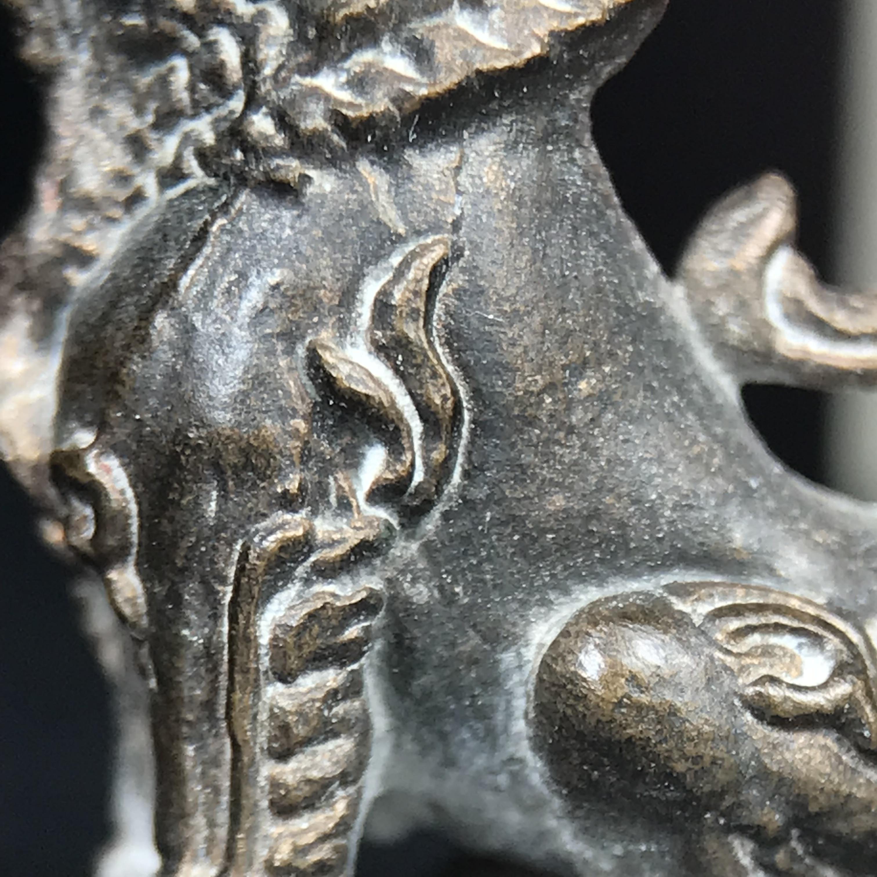 สิงห์เจ้าพ่อดำ วัดบุพพาราม จ.เชียงใหม่ ปี 2518 เนื้อนวโลหะ(ตอก 2 โค๊ต)หายาก(สภาพผิวเดิมสวยเดิมกล่องครบ) สิงห์รุ่นนี้มีพิธีดีมีเกจิอาจารย์ที่ร่วมปลุกเสกมากมาย****เครื่องราง ที่พระบาทสมเด็จพระเจ้าอยุ่รัชกาลที่ ๙ ทรงเสด็จฯประกอบพิธีด้วยพระองค์เอง