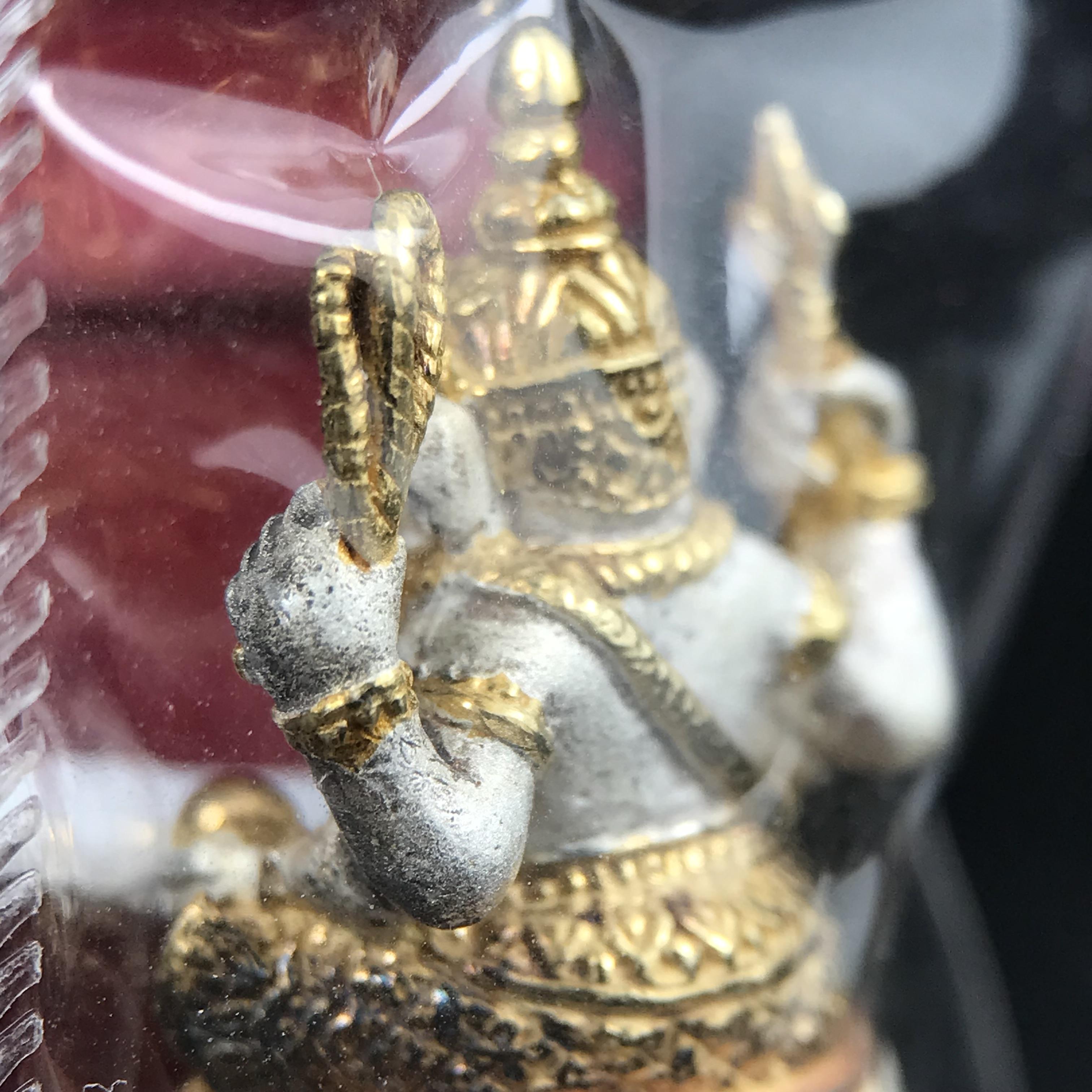 พระพิฆเนศวร รุ่น คชสารหมื่นปี รูปเหมือนพระพิฆเนศวรนั่งประทานพรฐานงาช้างแมมมอสขนาดห้อยคอ เนื้อเงินชุบสามกษัตริย์ขัดเงา พิมพ์เล็ก สูง 2.2 ซม. ฝังพลอยทับทิมแท้ พิธีมหาเทวาภิเษก ณ. เทวสถานโบสถ์พราหมณ์ (เสาชิงช้า) โดยเกจิคณาจารย์ทั่วประทศ ปี 2545(หมายเลข ๓๐)