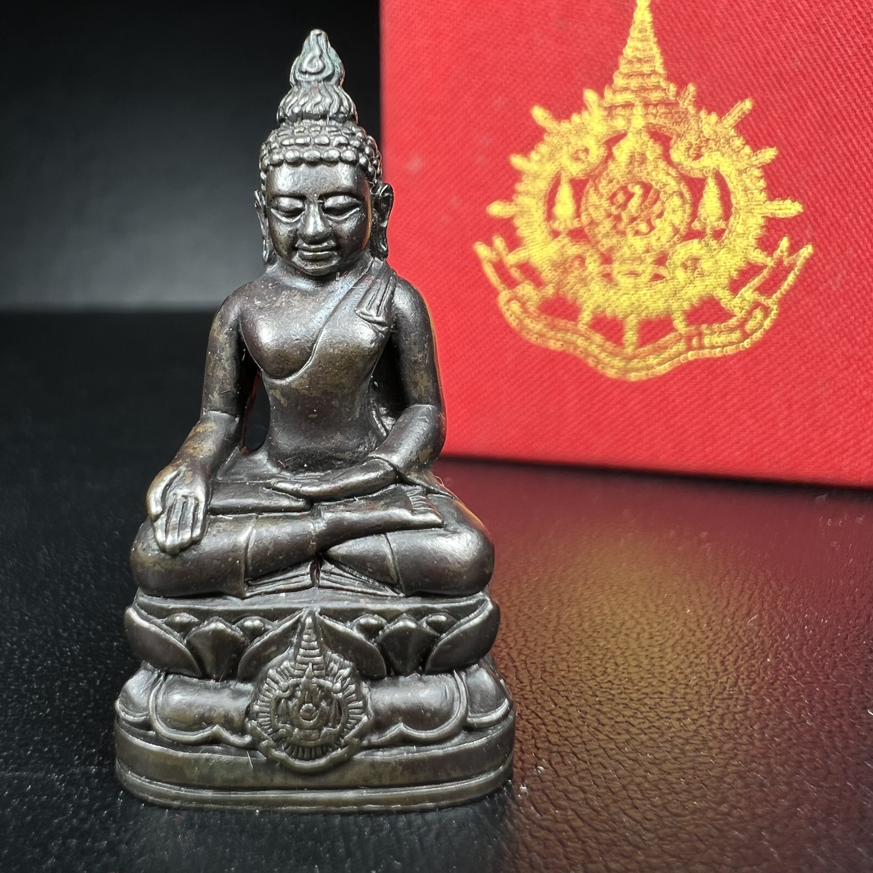 พระกริ่งไพรีพินาศ เฉลิมพระเกียรติ พระบาทสมเด็จพระเจ้าอยู่หัวรัชกาลที่9 พระชนมพรรษา 6 รอบ ปี2542 เนื้อนวโลหะผสมทองคำ(บรรจุเหล็กไหล)ดีนอก-ดีใน