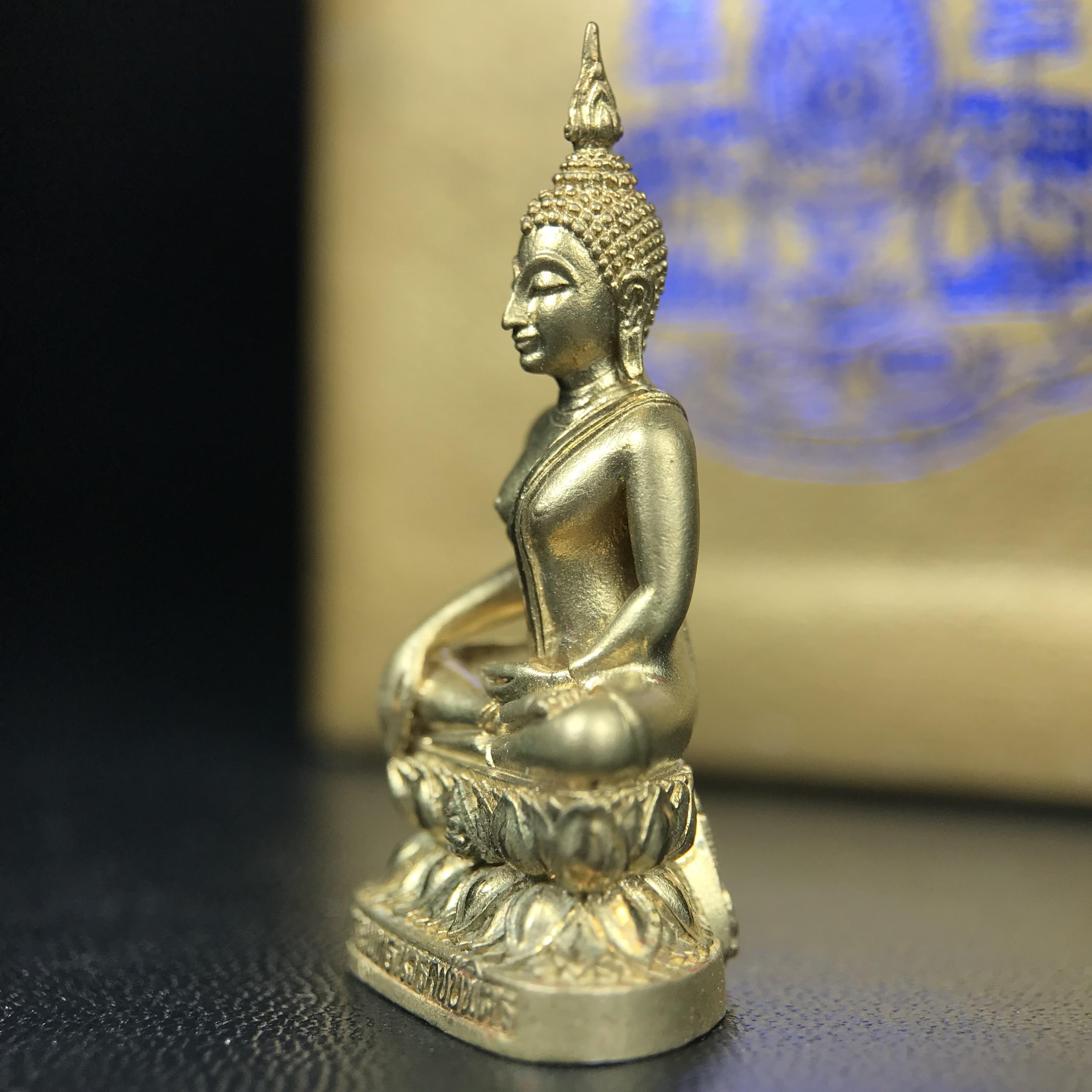 พระกริ่งพระพุทธนวราชบพิตร ตรากาญจนาภิเษกครองสิริราชสมบัติครบ 50 ปี รัชกาลที่ 9 ปี 2540 เนื้อทอง93(หายากพบเจอน้อยมาก) ขนาดสูง 3.2 ซม. พุทธศิลป์สวยงดงามและพิธีใหญ่วัดพระแก้ว(พุทธนวราชบพิตร นิมิตรหมายแห่งความสามัคคี ด้วยไมตรีแห่งองค์พระภูมิพล)