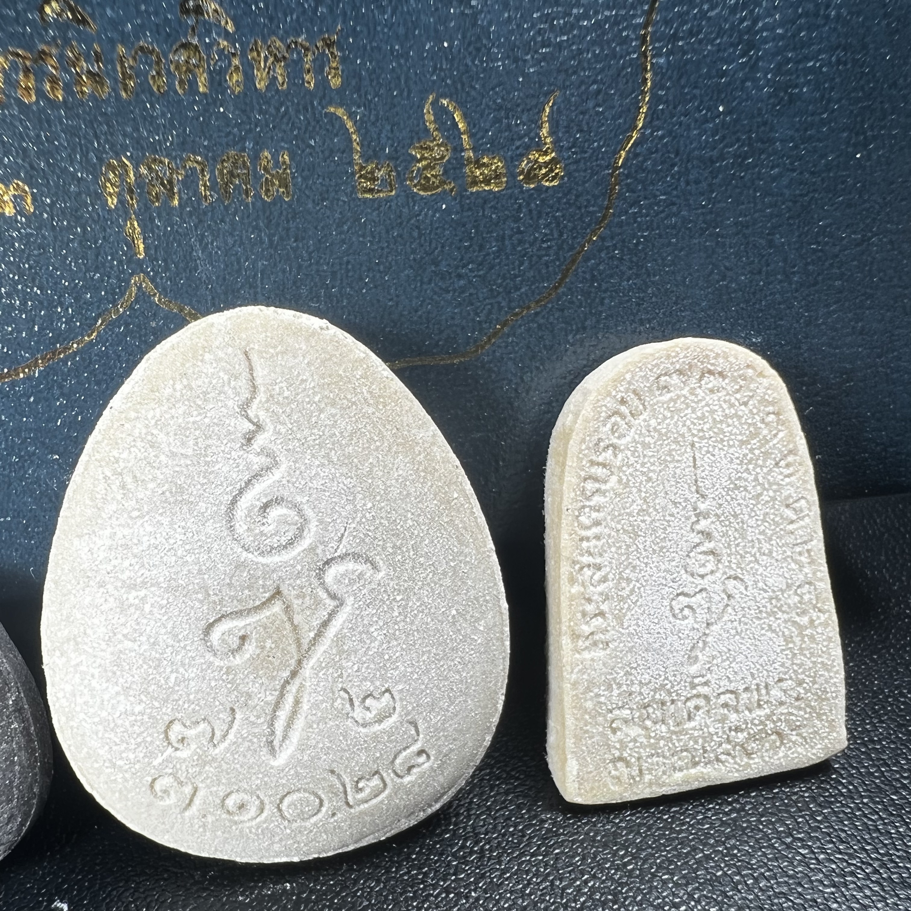 พระปิดตา รุ่นแรก ชุดกรรมการ ชุดมงคลการบำเพ็ญกุศลอายุครบ 6 รอบ(72 พรรษา) สมเด็จพระญาณสังวร วัดบวรนิเวศวิหาร วันที่ 2-3 ตุลาคม 2528 (1ชุดประกอบด้วยพระเนื้อผง 4 รายการ)ชุดกรรมการพร้อมกล่องบรรจุเดิมครบสมบูรณ์(หายาก)