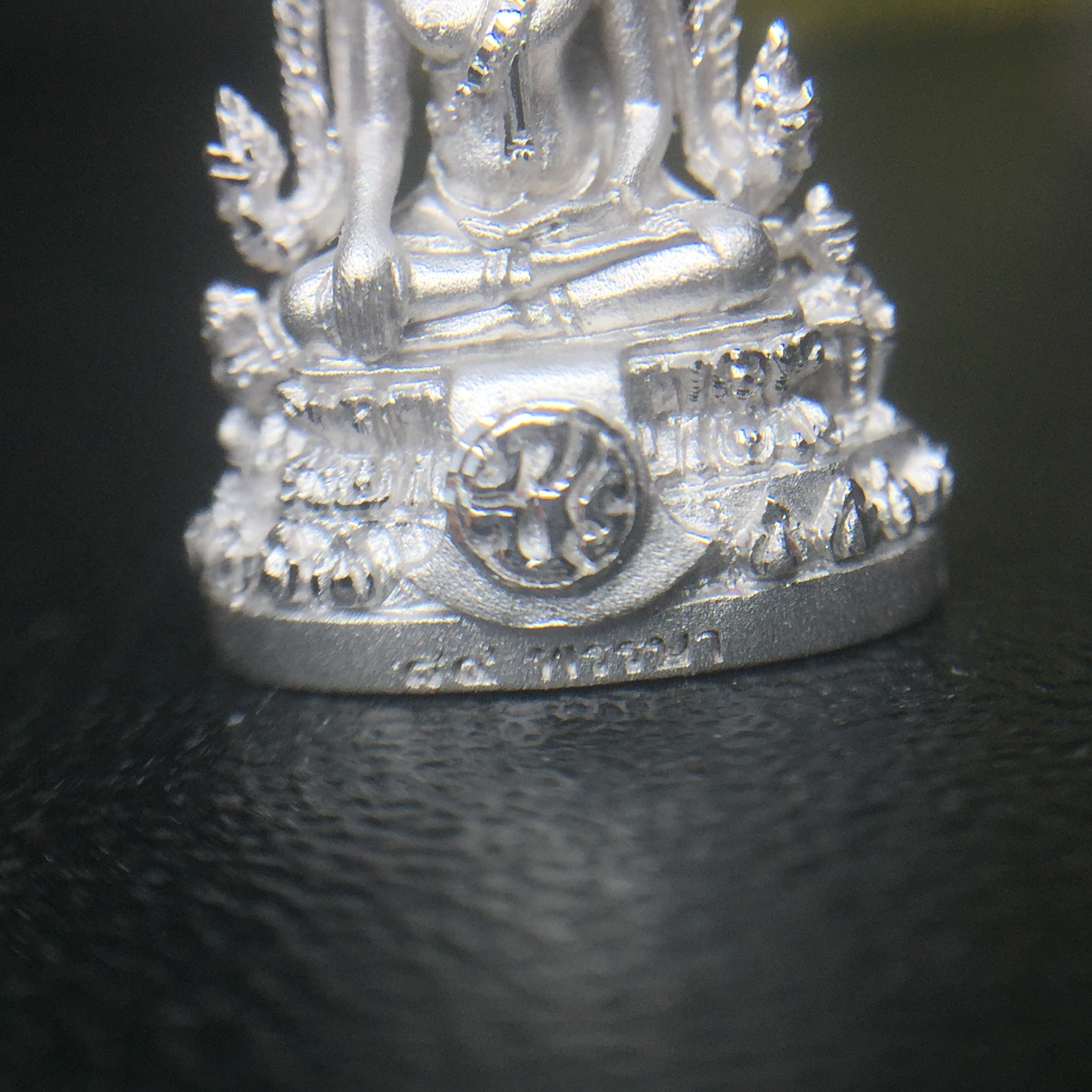 พระพุทธชินราช(จำลอง) ภปร. 84 พรรษา เนื้อเงินชุบทองคำขาว พิมพ์เล็กขนาดหน้าตัก 1/4 นิ้ว (สภาพสวยเดิม))(พระราชทานมวลสาร จิตรลดาและเส้นพระเจ้า(เส้นผม))