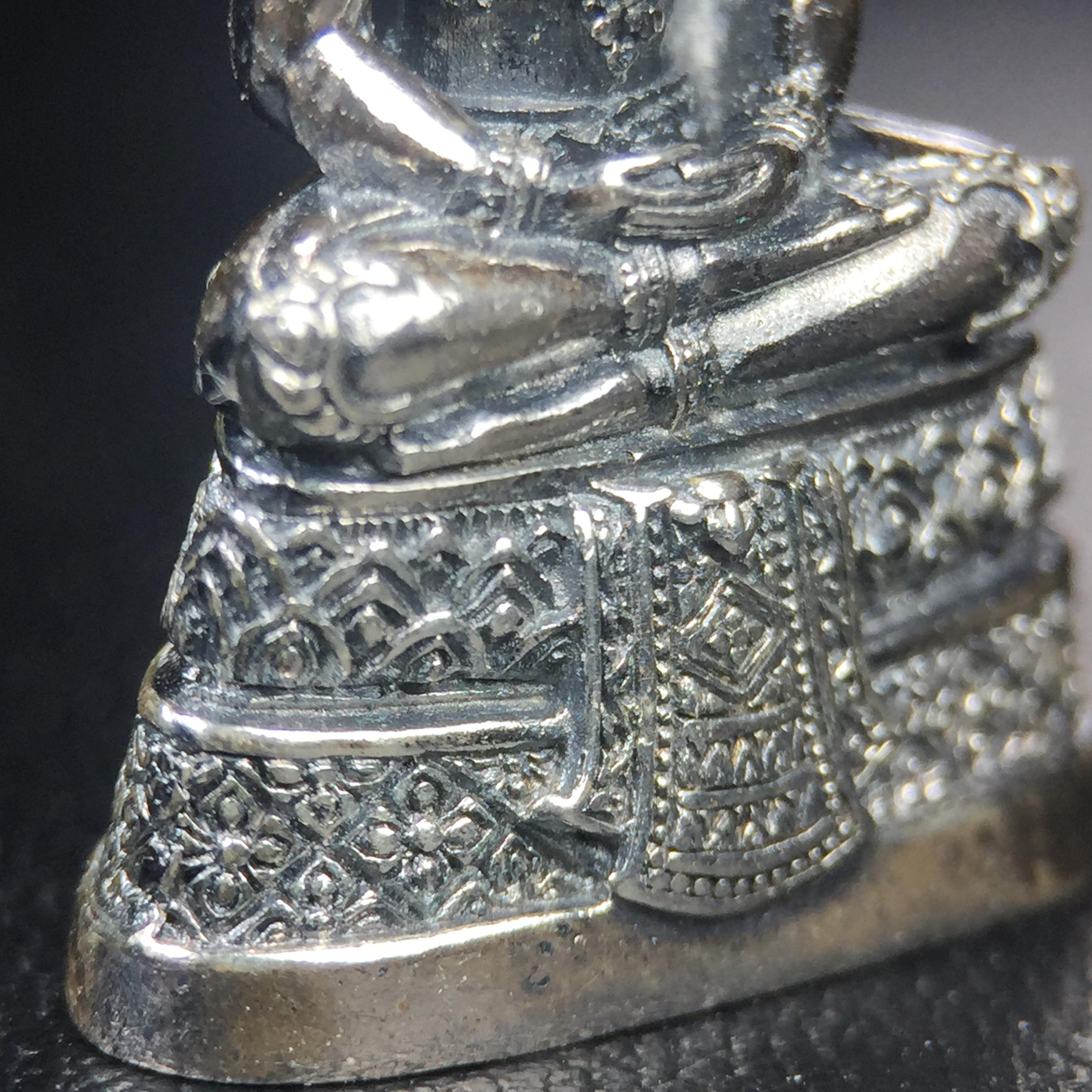 พระแก้วมรกต กรมสรรพสามิตจัดสร้างขึ้นเนื่องในโอกาสครบรอบ 64 ปีของกรมสรรพสามิต และเนื่องในวโรกาสที่พระบาทสมเด็จพระเจ้าอยู่หัวทรงครองราชย์ครบ 50 ปีในปีกาญจนาภิเษก เมื่อ พ.ศ.2539 เนื้อเงินรมดำขัดเงาพร้อมกล่องบรรจุเดิม