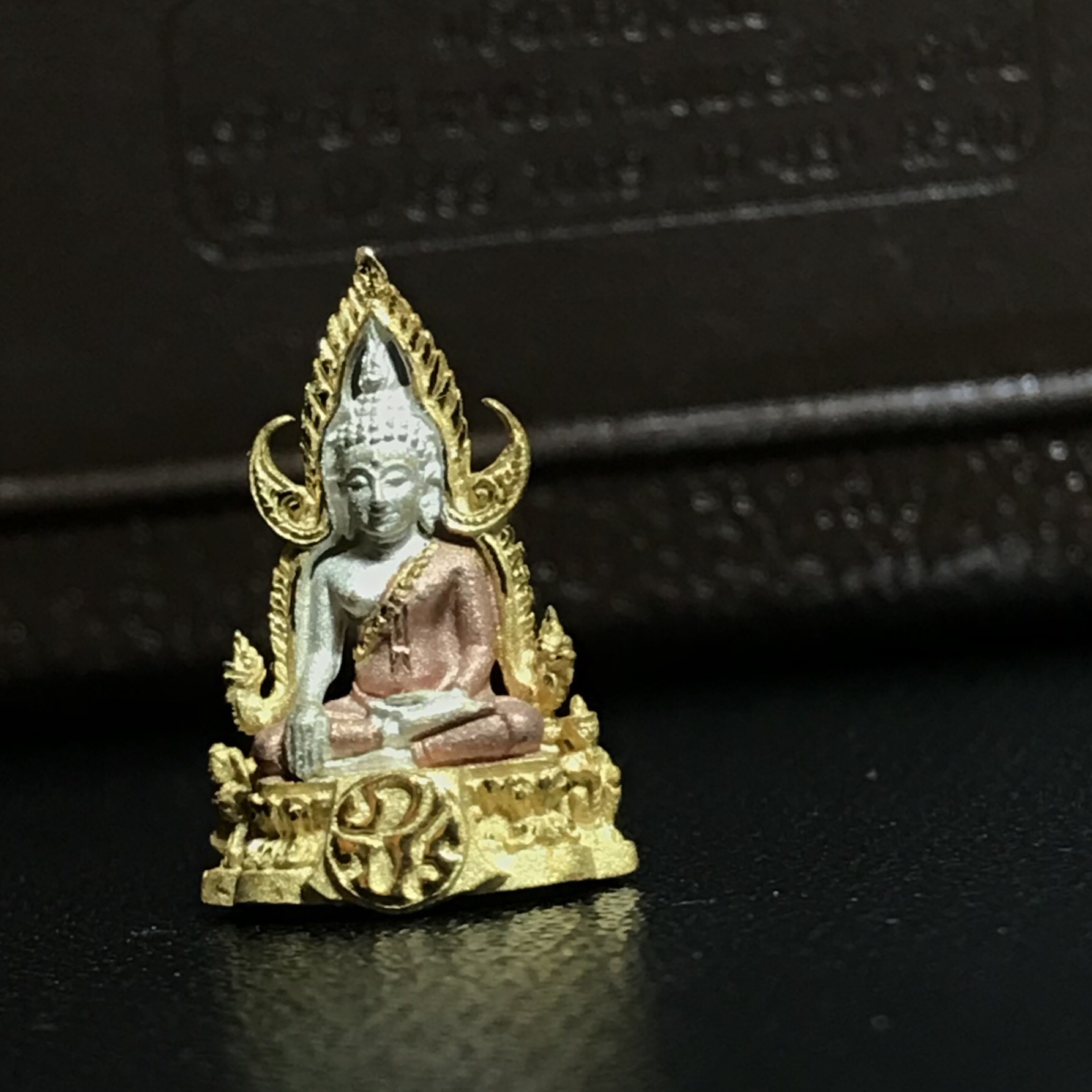 พระพุทธชินราช ภปร. โครงการ "เพราะแผ่นดินนี้ คือ แผ่นดินเกิด" ปี2548(รุ่นแรก) ลอยองค์ หน้าตัก 1/4 นิ้ว เนื้อเงินสามกษัตริย์