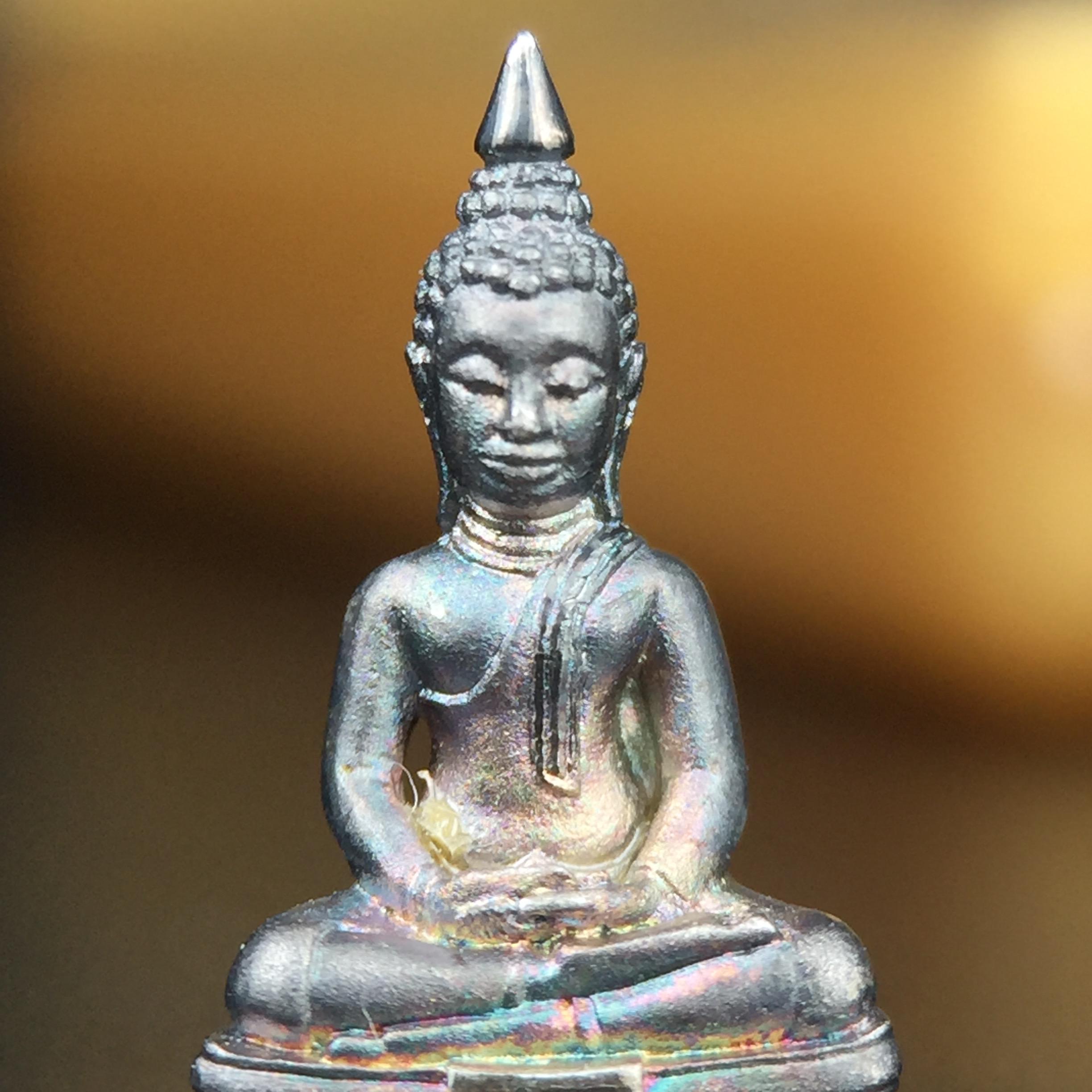 พระพุทธโสธร คุ้มเกล้าฯ ภปร.(ใต้ร่มพระบารมี คุ้มเกล้า) 60ปี รพ.ภูมิพลฯ พ.ศ.2552 เนื้อเงิน ชุบทองคำขาว(พิมพ์เล็กขนาด 11.5*10.5 มม.)เนื้อเงินผิวเดิมกลับดำขึ้นสีรุ้งเข้มขลังงดงามธรรมชาติสร้างสรรค์ สภาพสวยเดิมพร้อมกล่องบรรจุเดิม ตอกโค๊ดหมายเลขกำกับ