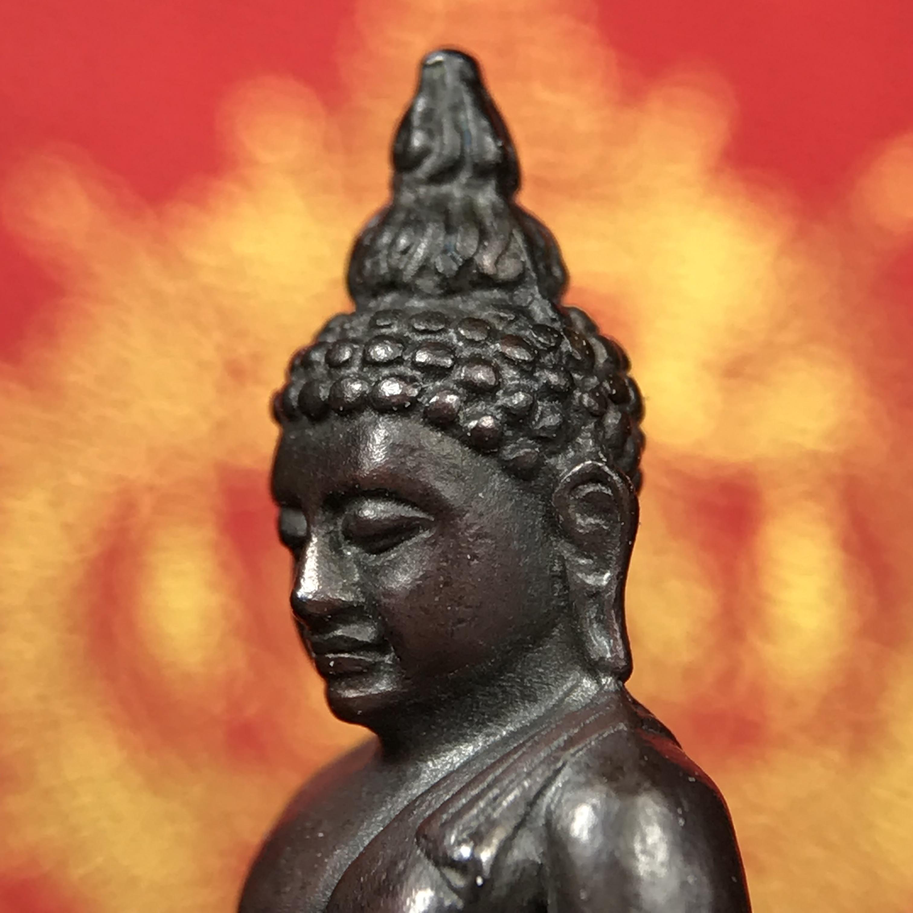 พระกริ่งไพรีพินาศ บรรจุเหล็กไหล ครั้งแรกและครั้งเดียวในประวัติศาสตร์ เฉลิมพระเกียรติ พระบาทสมเด็จพระเจ้าอยู่หัวรัชกาลที่9 พระชนมพรรษา 6 รอบ ปี2542 เนื้อนวโลหะผสมทองคำ(บรรจุเหล็กไหล)ดีนอก-ดีใน พิธีใหญ่ มวลสารเด่น (หายาก)