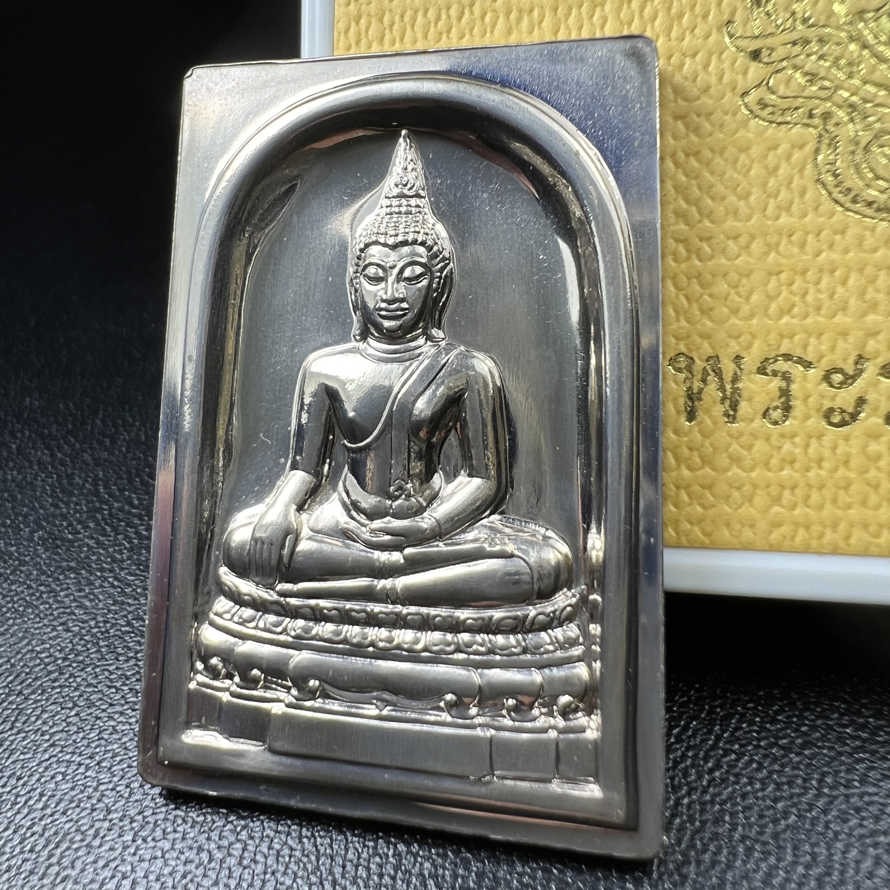 พระพุทธชินสีห์ หลังตรา ปรมาภิไธยย่อ ภปร. ในวโรกาสเฉลิมพระชมพรรษาในหลวงรัชกาลที่9 ครบ 7 รอบ และ ที่ระลึกสมโภชวัดบวรนิเวศวิหารครบ 175 ปี พ.ศ.2554 เหรียญเนื้อเงิน พิมพ์ใหญ่ ขนาดสูง 3.8 ซม. พร้อมกล่องบรรจุเดิมพระราชทาน(1 ใน 1585 เหรียญ)หายาก