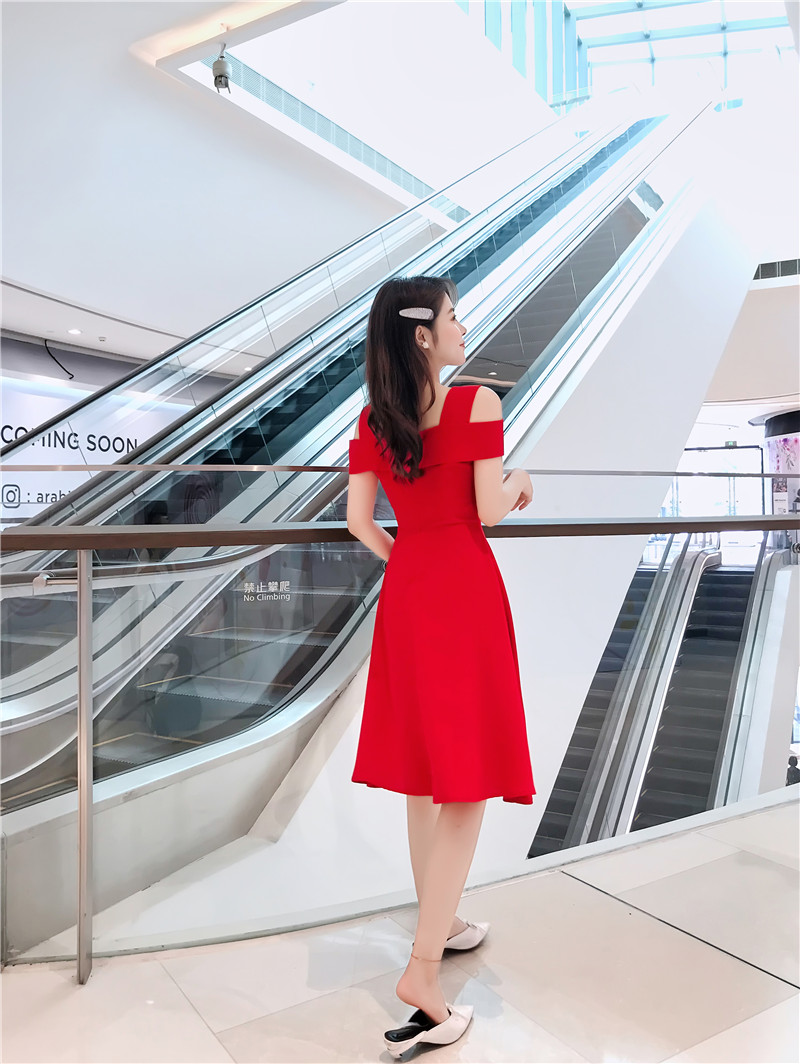 ชุดเดรสสั้นผ้ายืดสีแดง คอเหลี่ยม แขนสั้นโชว์ไหล่ กระโปรงทรงเอสวยสดใส