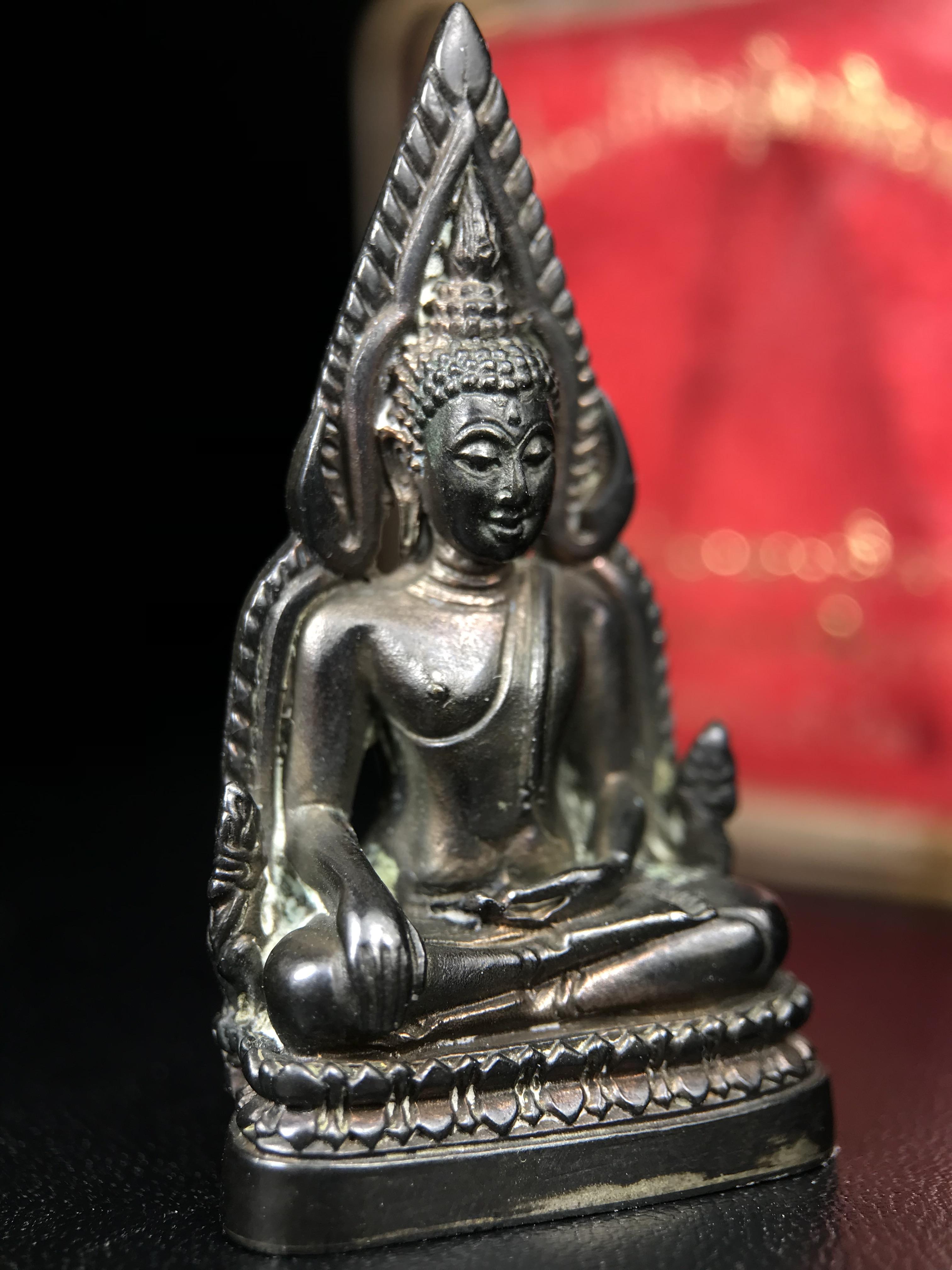 พระพุทธชินราชอินโดจีนมหาจักรพรรดิ อนุสรณ์ 100 ปี พิษณุโลกพิทยาคม (โรงเรียนชาย) พิธีจักรพรรดิมหาพุทธาภิเษก ปี 2542 เนื้อนวโลหะ(เต็มสูตรแก่ทองคำ) พิธีใหญ่มวลสารดีเกจิอาจารย์ยอดนิยมร่วมปลุกเสก*** ตอกโค้ดและหมายเลข*** 1 ใน 999 องค์ ยอดนิยมหายาก