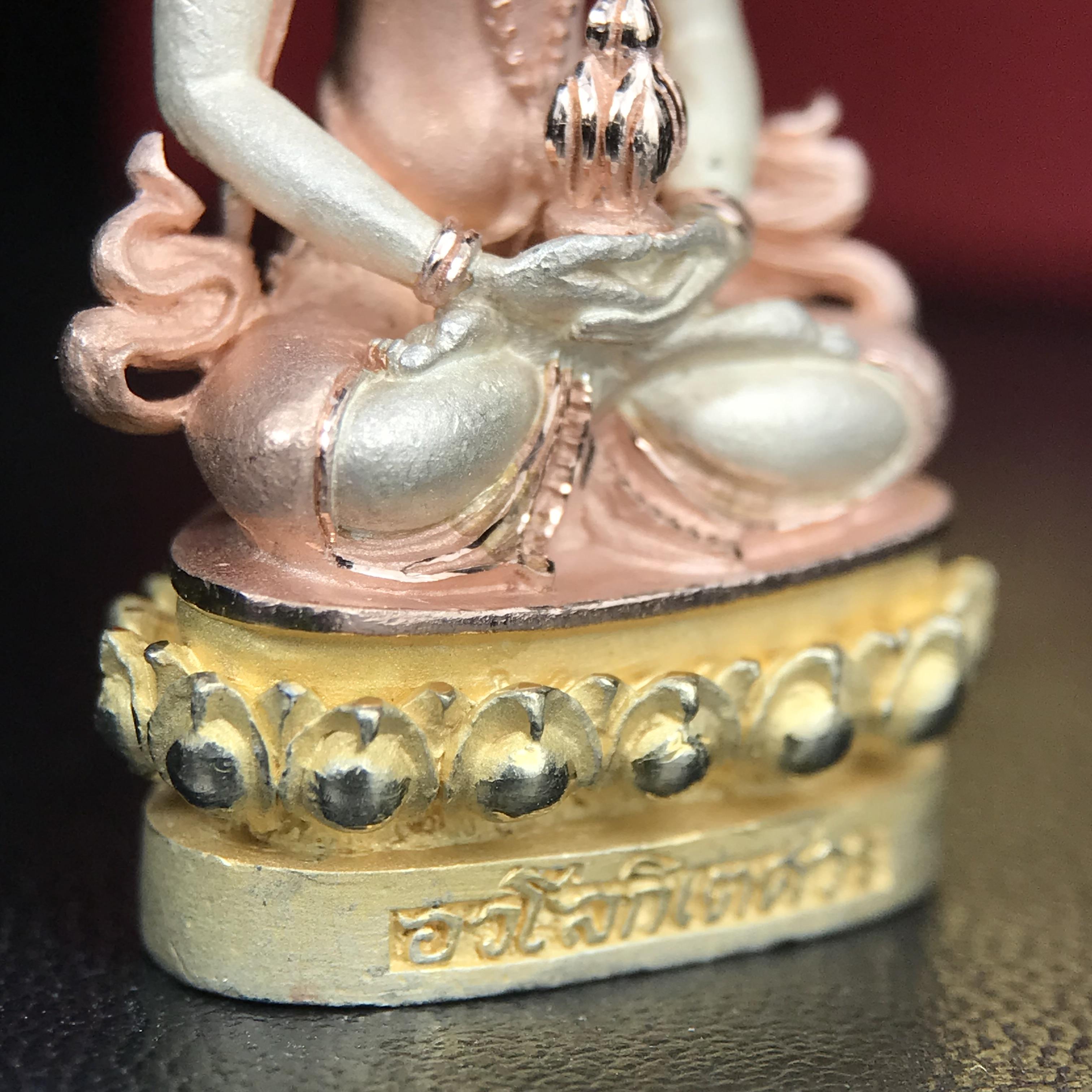 พระกริ่งอวโลกิเตศวร ( เจ้าแม่กวนอิม ) วัดโพธิ์แมนคุณาราม รุ่นอุดมโภคทรัพย์ พ.ศ.2539 เนื้อเงิน 3 กษัตริย์ ผิวสวยเดิมพร้อมกล่องบรรจุเดิม (อีกหนึ่งรุ่นยอดนิยม พุทธศิลป์สวยงดงาม)