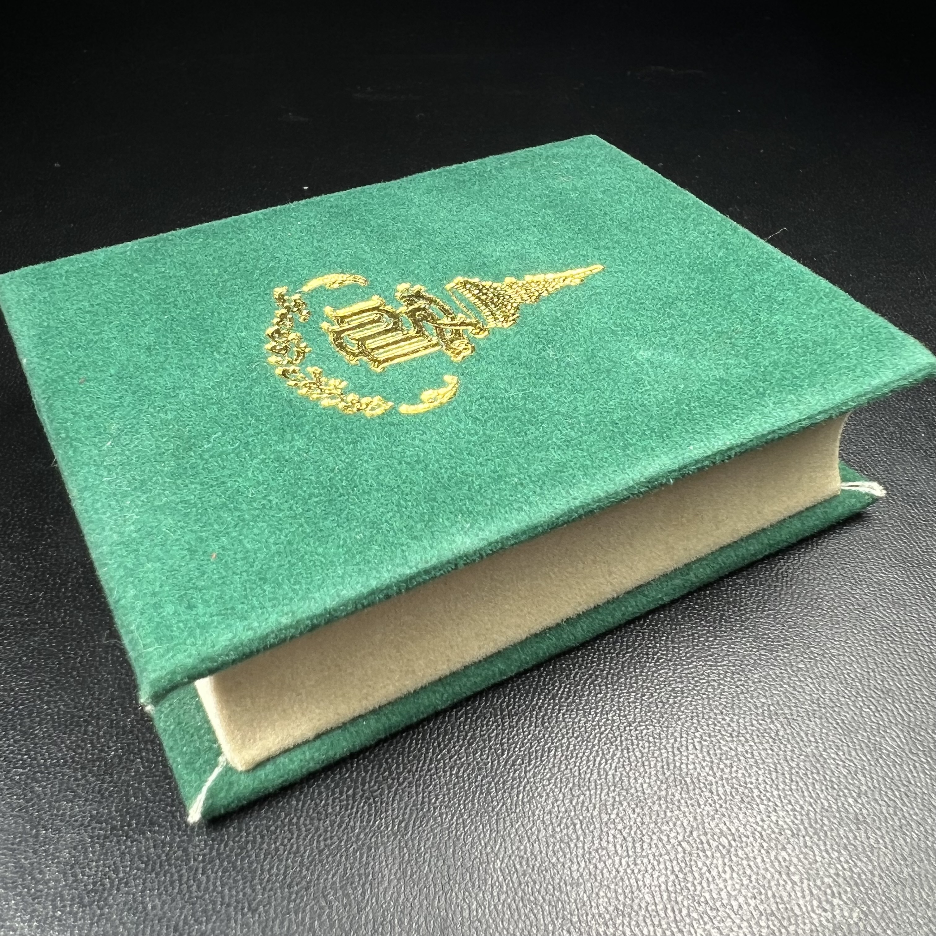 เหรียญพระไพรีพินาศ ศูนย์จริยศึกษา สธ. สมเด็จพระเทพรัตนราชสุดาฯ สยามบรมราชกุมารี เสด็จพระราชดำเนินทรงประกอบพิธีพุทธาภิเษก ณ พระอุโบสถวัดพระศรีรัตนศาสดาราม วันที่ 27 มีนาคม 2540 เนื้อฝาบาตรกะไหล่ทอง พร้อมกล่องบรรจุเดิม