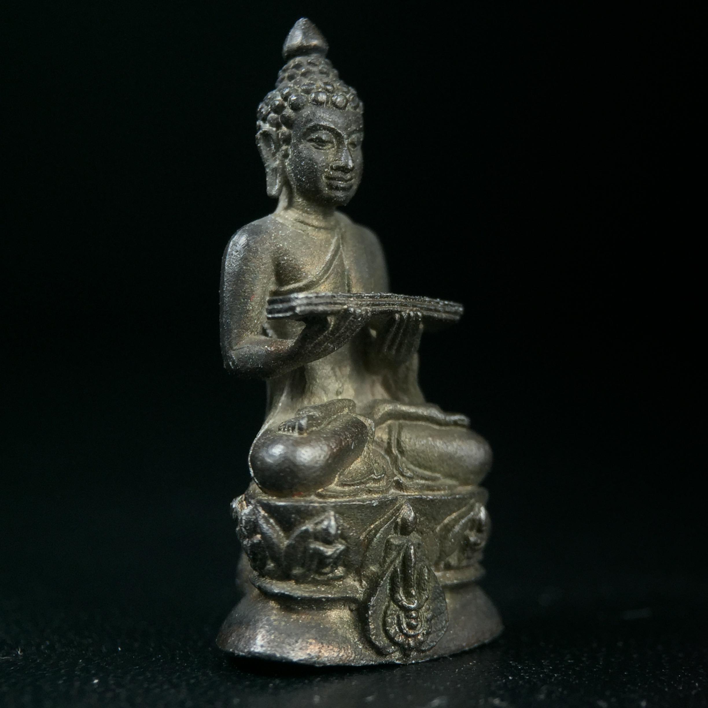 พระกริ่งปรมานุชิตชิโนรส วัดพระเชตุพนวิมลมังคลาราม(วัดโพธิ์) ปี2533 เนื้อนวโลหะ ( ในหลวงรัชกาลที่9เสด็จเททอง)พิธีใหญ่ งดงามด้วยพุทธศิลป์เปี่ยมด้วยพุทธคุณ อีกหนึ่งรุ่นที่แนะนำสะสมบูชา