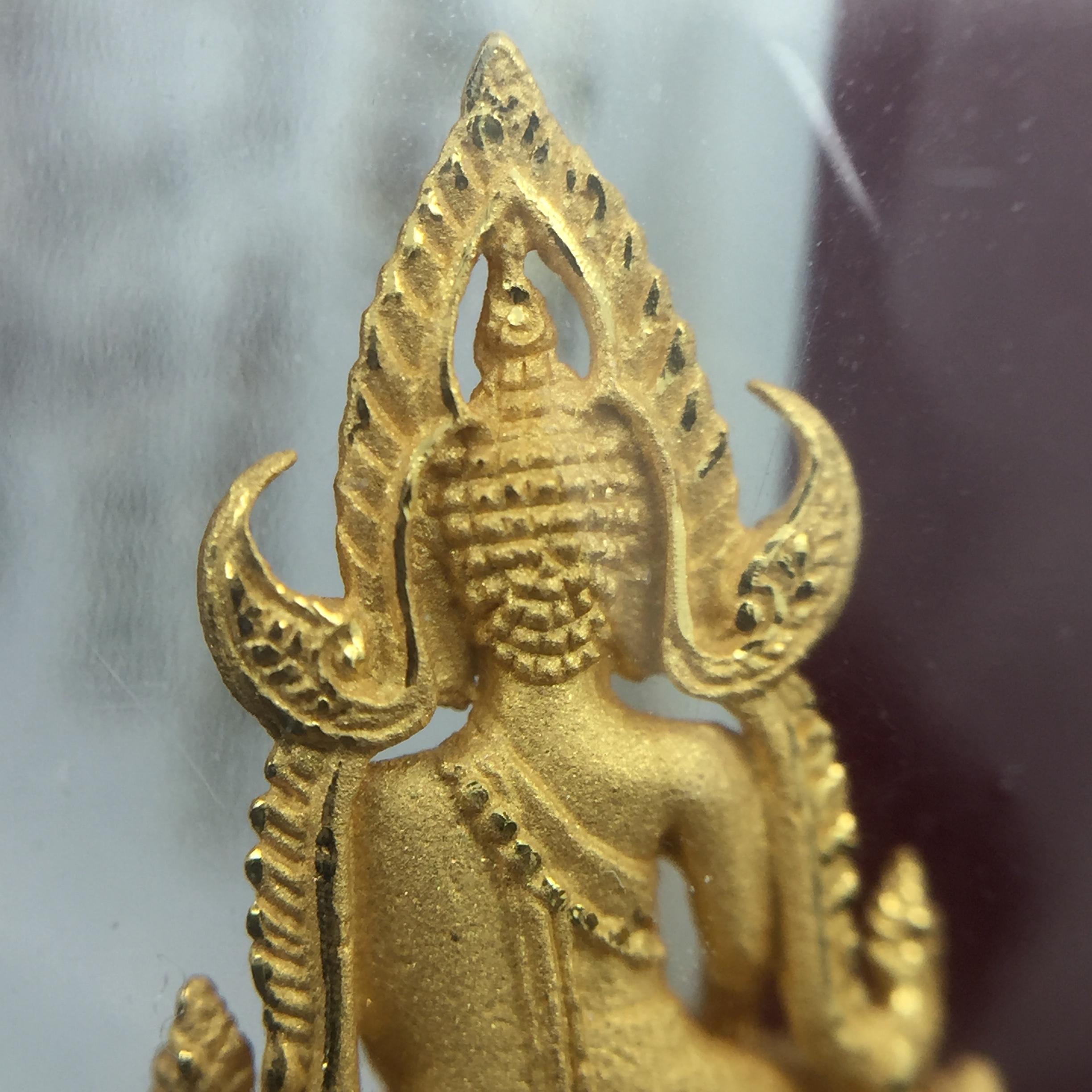 พระพุทธชินราช รุ่น ประวัติศาสตร์ มูลนิธิเพื่อตำรวจไทยจัดสร้าง ปี 2562 เนื้อทองคำขัดเงา พิมพ์ลอยองค์จิ๋ว(ขนาดสูง 1.5 ซม.) (สภาพ สวย ซีนซองเดิม กล่องบรรจุเดิมครบสมบูรณ์)