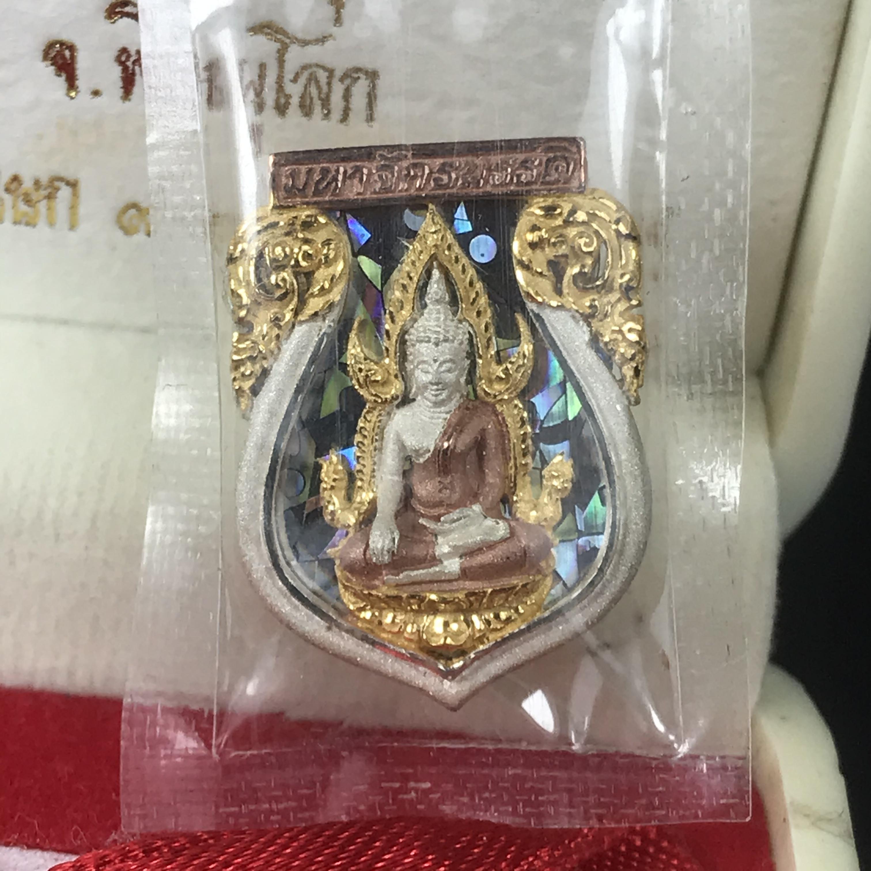 เหรียญพระพุทธชินราชเสมา รุ่น มหาจักรพรรดิ ปี 2545 วัดพระศรีรัตนมหาธาตุวรวิหาร จ.พิษณุโลก พิมพ์เล็ก เนื้อเงินสามกษัตริย์(ฉากพื้นหลังสามมิติ) ตอกโค๊ตและหมายเลข273 ซีนเดิมกล่องบรรจุเดิม คัดสวยสมบูรณ์