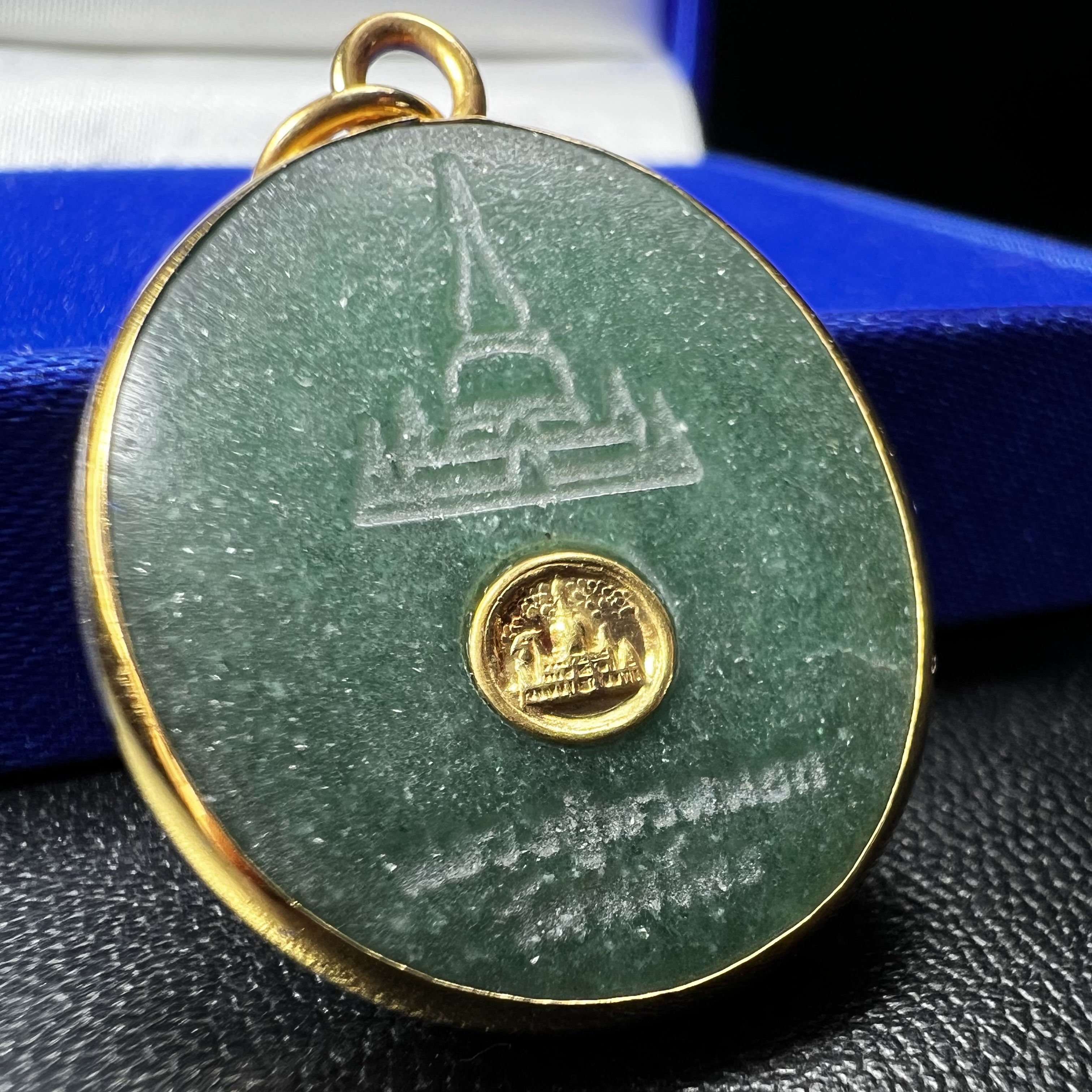 หลวงปู่ทวด วัดพะโคะ จ.สงขลา ปี 2543 เหรียญหยกรูปไข่(เลี่ยมทองคำ) ขนาด 2.2 x 2.5 ซม. ด้านหลังแผ่นโค๊ตทองคำ สร้างโดยสมาคมชาวเพชรบุรี “สมเด็จเจ้าพะโคะหลวงปู่ทวดเหยียบน้ำทะเลจืด” ครั้งแรกแห่งประวัติศาสตร์(สวยงามเป็นของล้ำค่าหายากมาก)สภาพสวยสมบูรณ์