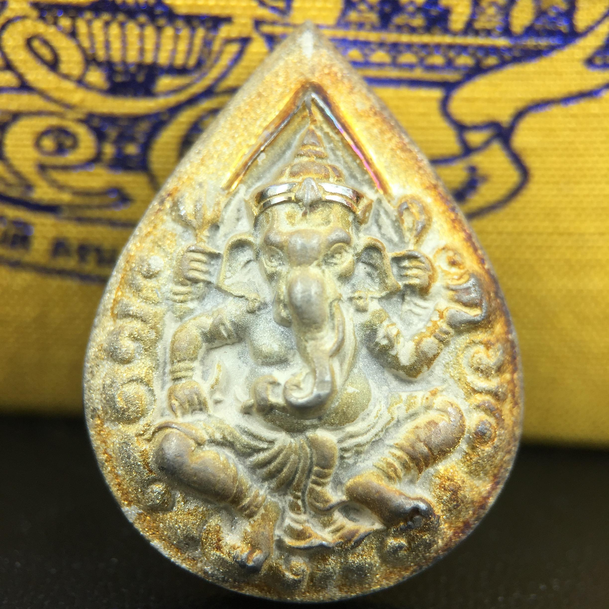 เหรียญพระพิฆเนศวร ญสส. ชุดกาญจนาภิเษกครองราชย์ 50 ปี พุทธศักราช 2538 พิมพ์ใหญ่(2.9 ซม.) เนื้อเงินผิวเดิมขึ้นสีรุ้งงดงามธรรมชาติสร้างสรรค์ สภาพสวยเดิมพร้อมกล่องบรรจุเดิม ตอกโค๊ดหมายเลขกำกับ(1ใน 5539องค์)