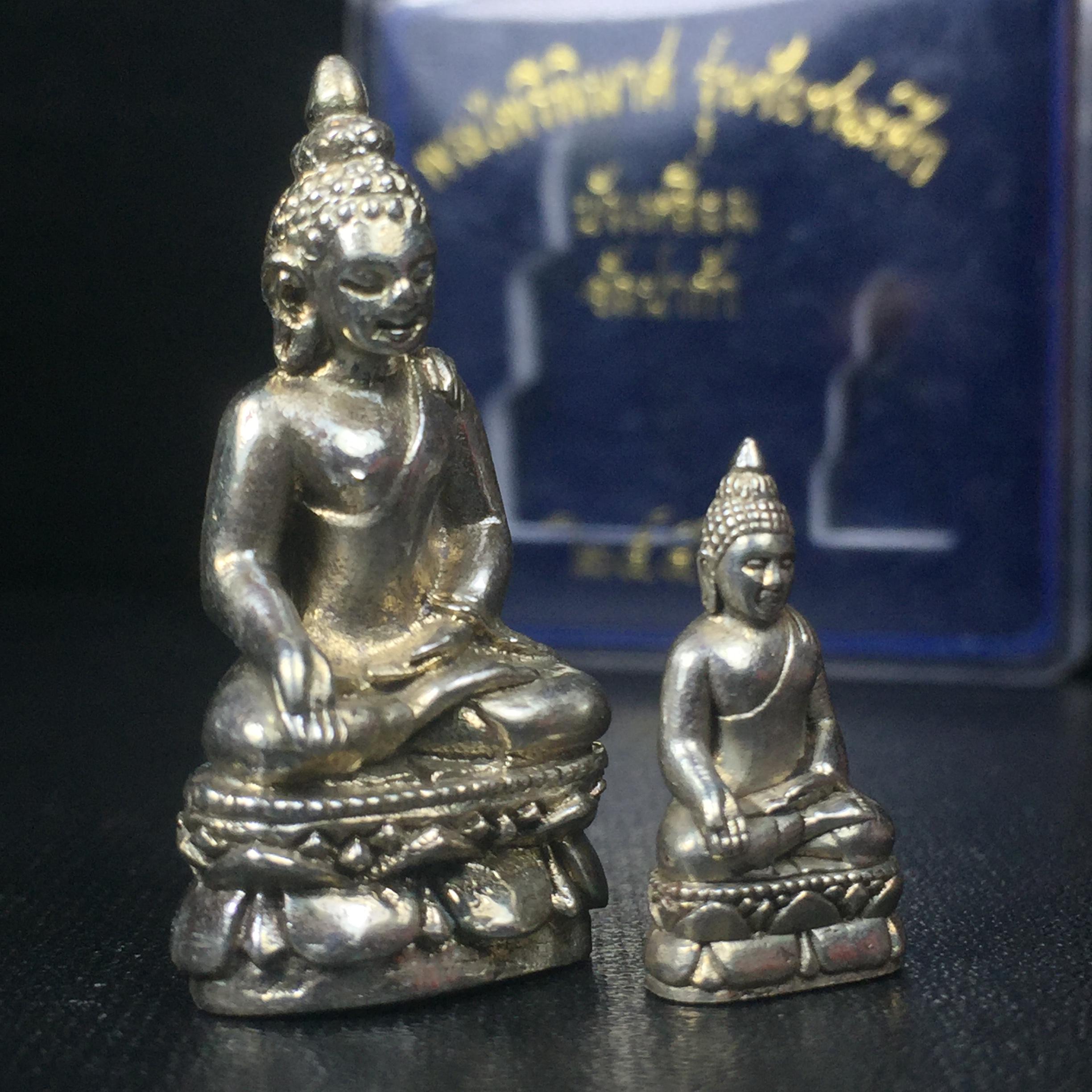 พระไพรีพินาศ วัดบวรนิเวศวิหาร รุ่นชัยชนะศึก ปี2546 พิมพ์บัวเหลี่ยม เนื้ออัลปาก้า หมายเลข 530(สภาพสวยพร้อมกล่องบรรจุเดิมครบสมบูรณ์)(พระดี พิธีใหญ่ มวลสารเด่น รุ่นนิยม)