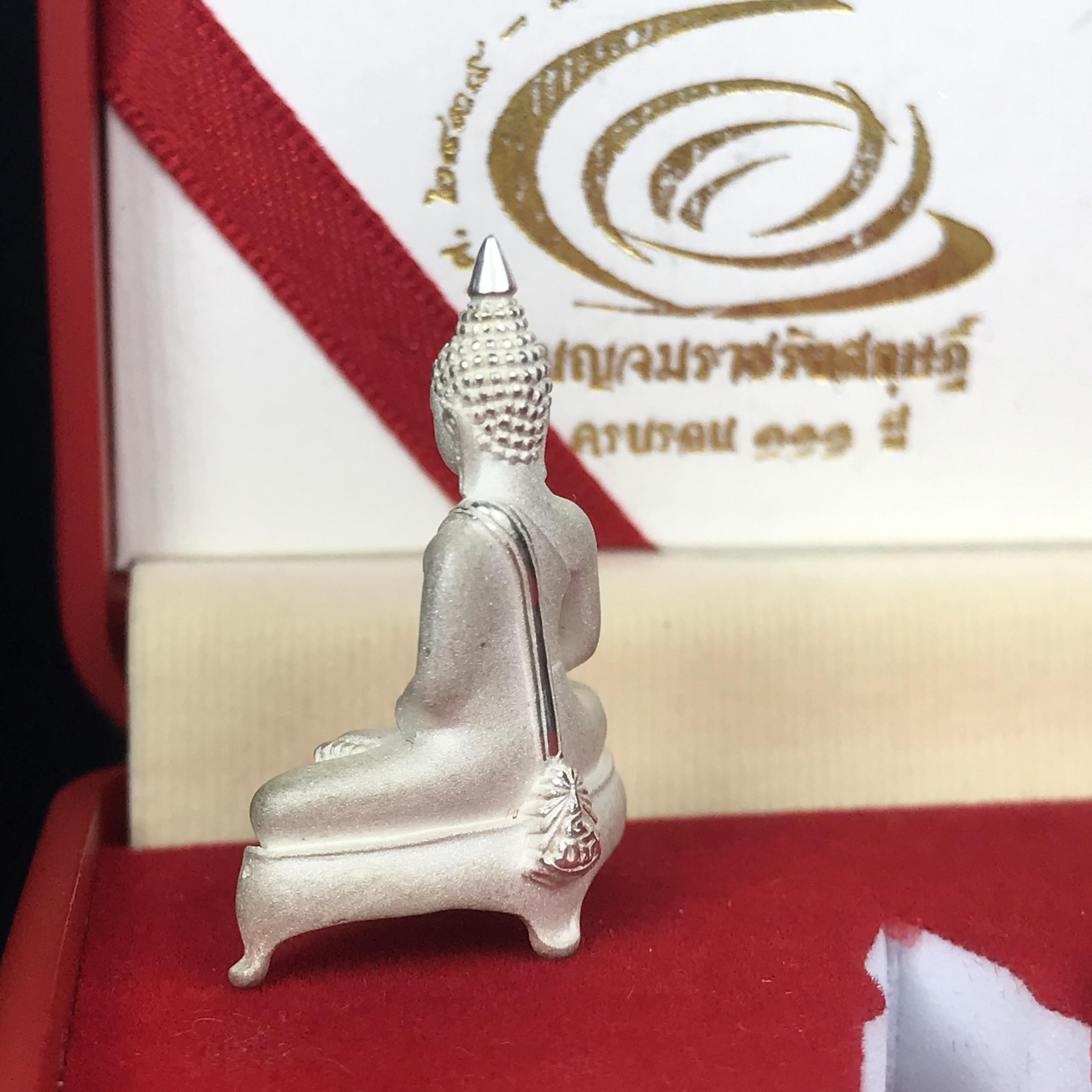 พระยอดธง หลวงพ่อโสธร รุ่น 111 ปี โรงเรียนเบญจมราชรังสฤษฏิ์ เนื้อเงิน ปี 2546 (1 ใน 3000 องค์)