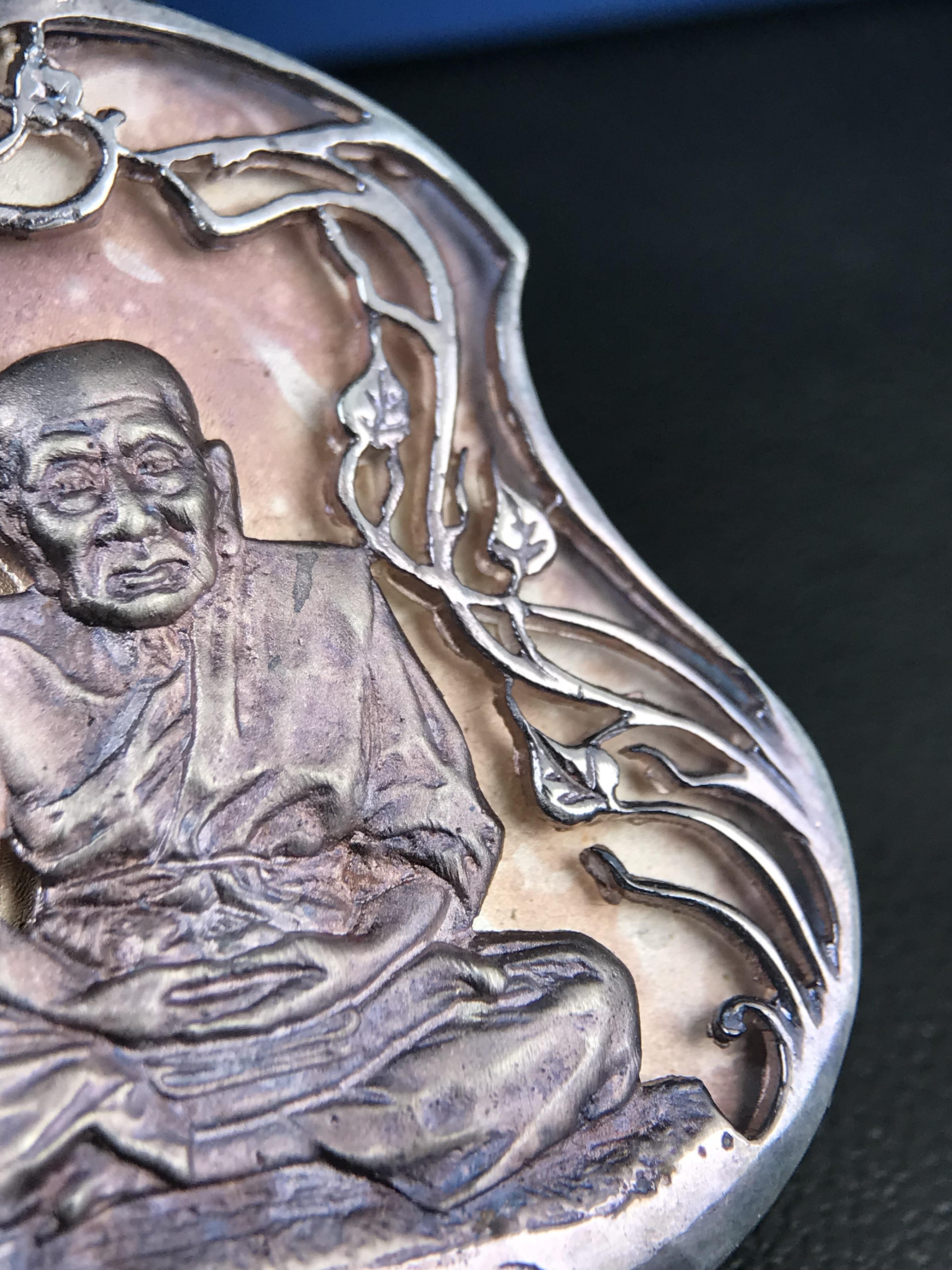 เหรียญหลวงปู่ทวด พระนามาภิไธย สก. แบบงานฉลุโบราณ(HAND MADE) ปี 2544 เนื้อเงิน(ผิวเดิมขึ้นสีรุ้งออกม่วงธรรมชาติสวยมาก) พิธีปลุกเสก ณ อุโบสถวัดช้างให้ และ พิธีมังคลาภิเษก ณ พระอุโบสถ วัดพระศรีรัตนศาสดาราม(วัดพระแก้ว) (1 ใน 2000 เหรียญ)พบเจอน้อยหายากมาก