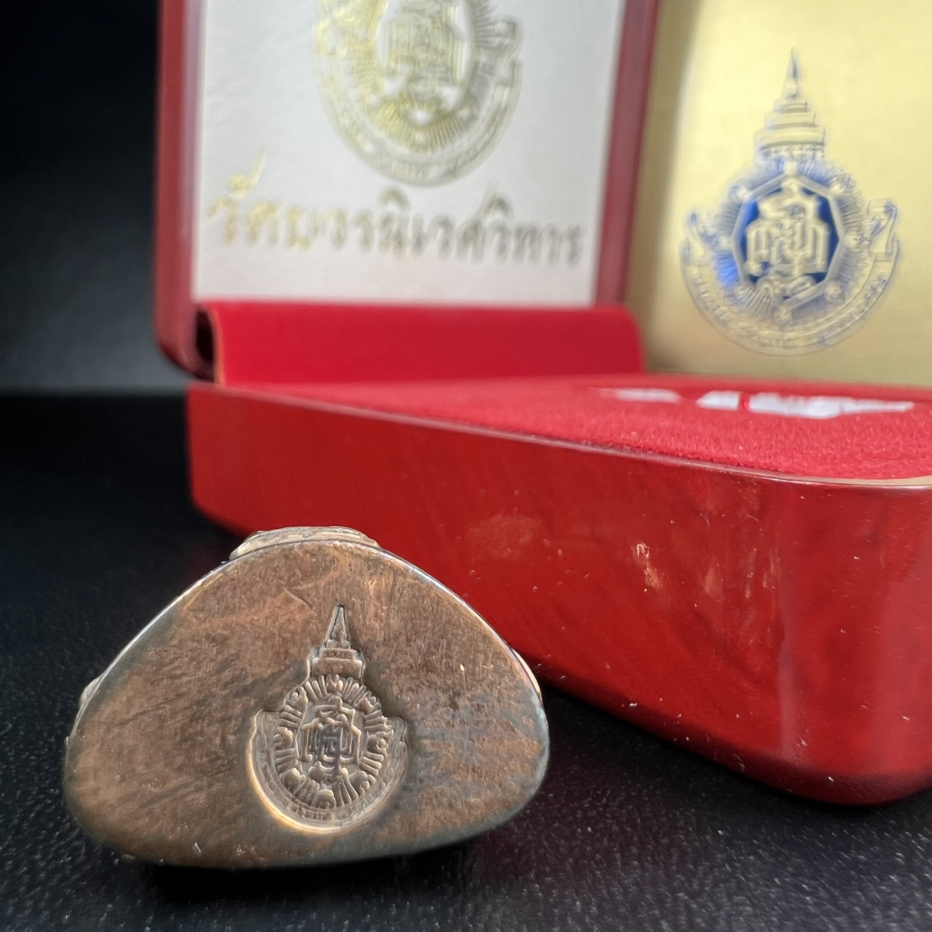 พระกริ่ง 8 รอบ ญสส. 96 พรรษา สมเด็จพระญาณสังวร สมเด็จพระสังฆราช สกลมหาสังฆปรินายก วัดบวรนิเวศวิหาร ปี 2552 เนื้อนวโลหะเต็มสูตรแก่ทองคำ(1 ใน 2999 องค์)