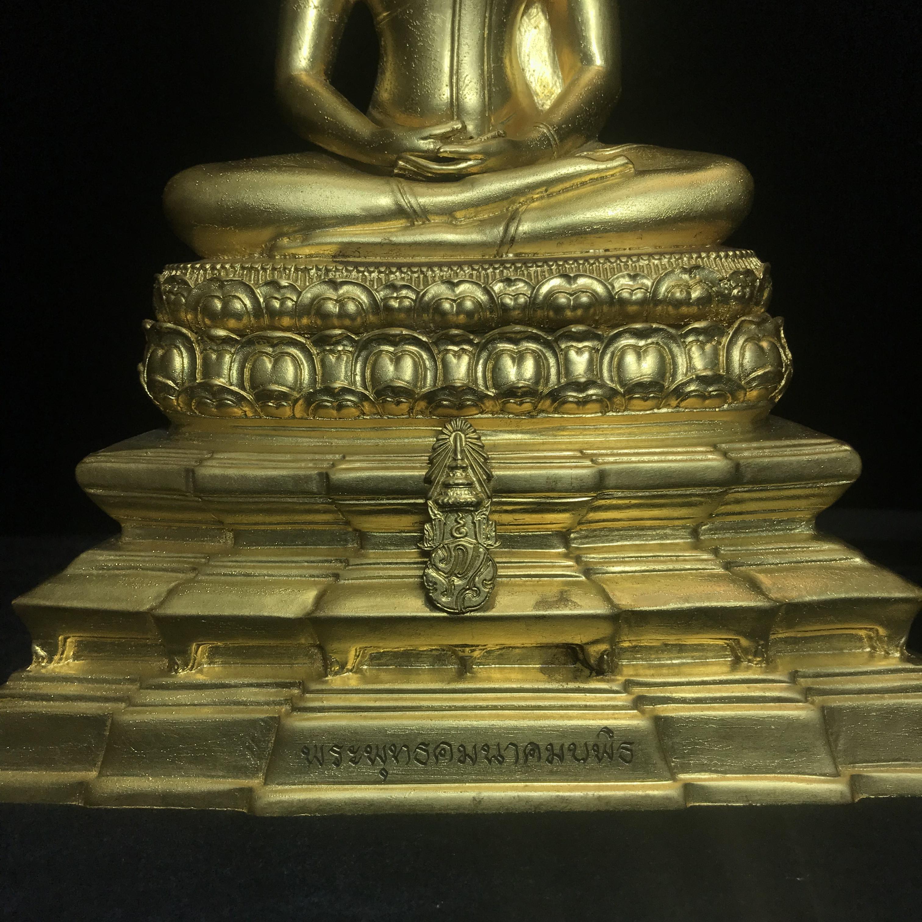 พระพุทธคมนาคมบพิธ (พระพุทธสิหิงค์จำลอง)(พระพุทธรูปประจำกระทรวงคมนาคม) ตรา ภปร. ครบรอบ 84 ปี กระทรวงคมนาคม พ.ศ.2539 เนื้อลำอู่แดงลงรักปิดทอง หน้าตัก 5 นิ้ว ปลุกเสก ณ วัดพระแก้ว พิธีใหญ่(1 ใน 3000 องค์)หายาก