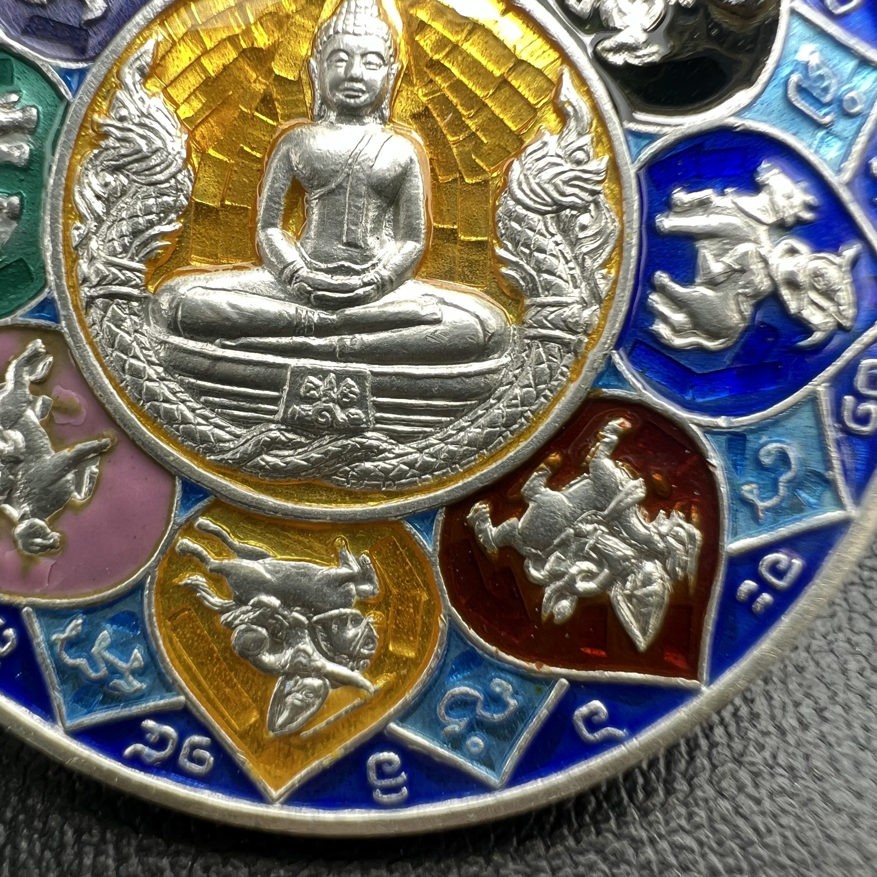 เหรียญหลวงพ่อโสธร รุ่นดวงชะตาคู่ชีวิต พิธีมหาจักรพรรดิตราธิราชครั้งยิ่งใหญ่ พิธีสวดนพเคราะห์เพื่อความเป็นสิริมงคล ปี 2547 ณ พระอุโบสถวัดโสธรวรารามวรวิหาร จ.ฉะเชิงเทรา เนื้อเงินลงยาราชาวดี ขนาด 3.2 ซม.พร้อมกล่องบรรจุเดิมสภาพสวยครบสมบูรณ์