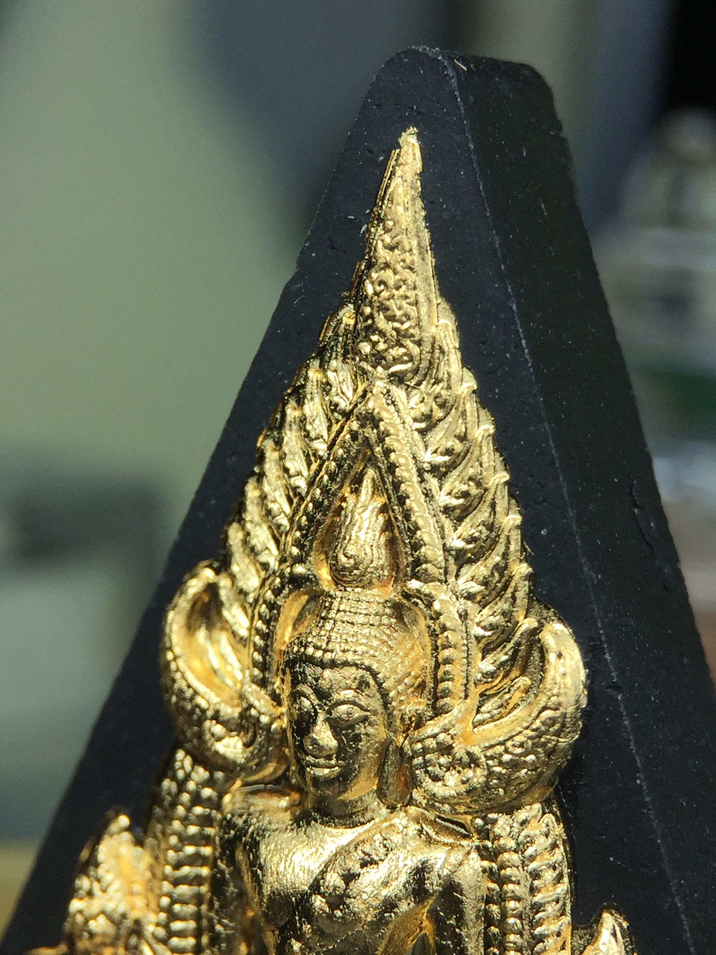 พระพุทธชินราช(จำลอง)ภปร. 84พรรษา เนื้อผงปิดทองด้านหน้า หลัง ภ.ป.ร. ยิงทอง(พระราชทานมวลสาร จิตรลดาและเส้นพระเจ้า ร.9(เส้นผม))ทรงคุณค่าอีกหนึ่งรุ่นยอดนิยม