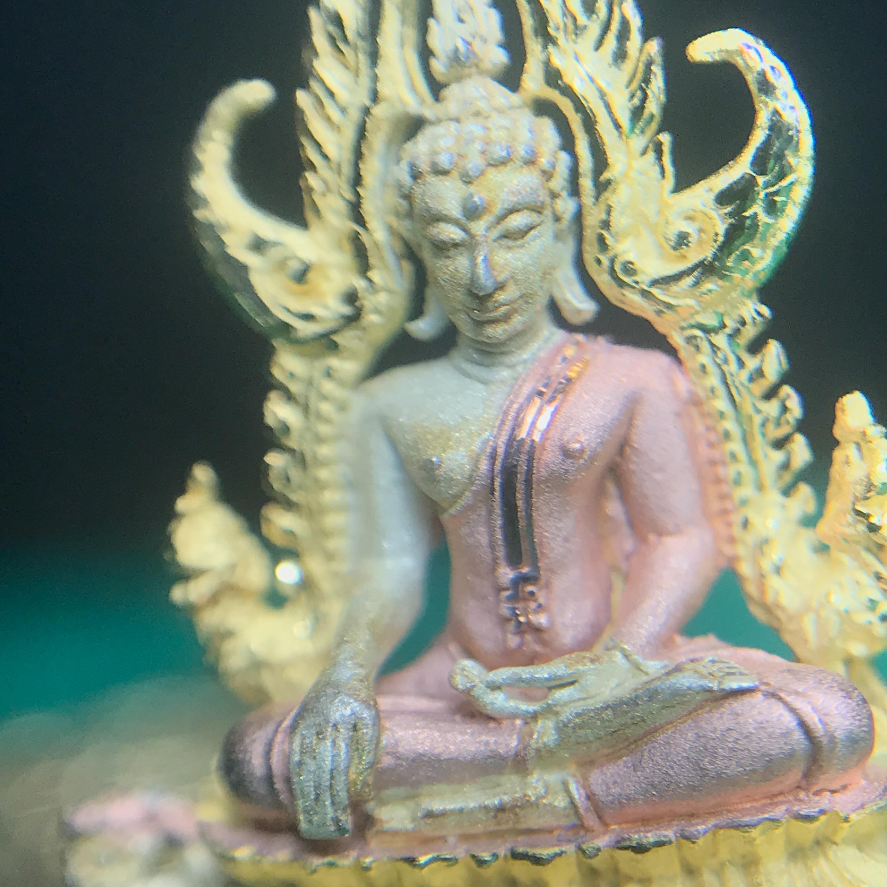 พระพุทธชินราช ภปร. ในวโรกาสพระราชพิธีมหามงคล เฉลิมพระชนมายุ6รอบ 5ธันวาคม2542) เนื้อเงินสามกษัตริย์ พิมพ์ขนาดกลาง พร้อมกล่องบรรจุ