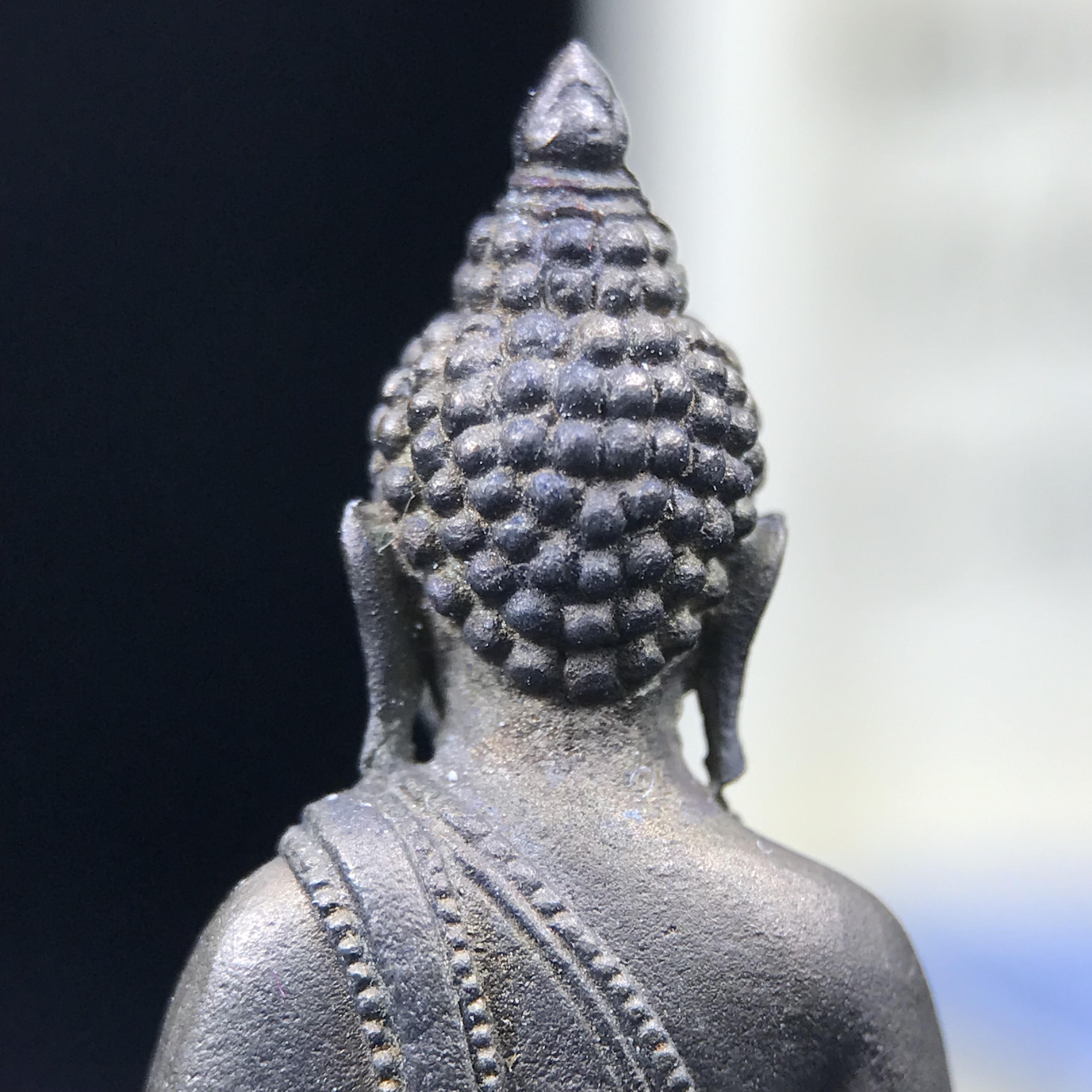 พระกริ่งพิชัยรังสี รุ่นแรก วัดป่าชัยรังสี จ.สมุทรสาคร ปี 2531 เนื้อนวโลหะ ออกแบบโดยนายช่างเกษม มงคลเจริญ ช่างมือหนึ่งแห่งยุค ปลุกเสกโดยพระเกจิอาจารย์ที่มีชื่อเสียงในยุคนั้นมาร่วมพิธีกันหลายรูป พุทธศิลป์ออกแบบได้สวยงดงาม พร้อมกล่องบรรจุเดิมครบ