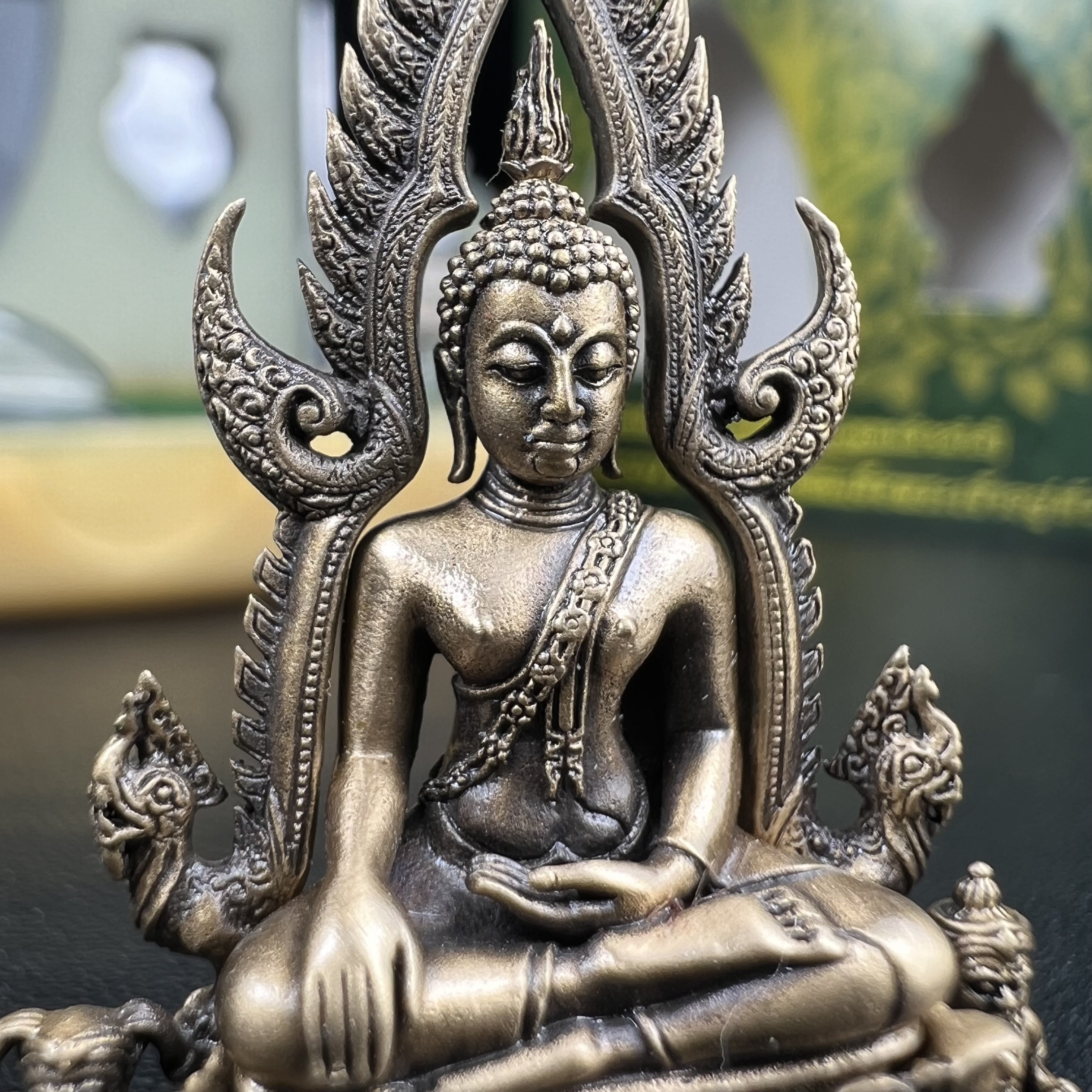 พระพุทธชินราช(จำลอง) ภปร. 84 พรรษา ปี 2554 เนื้อบรอนซ์รมดำซาติน พิมพ์กลางขนาดหน้าตัก 1/2 นิ้ว(พระราชทานมวลสาร จิตรลดาและเส้นพระเจ้า(เส้นผม)รัชกาลที่9)พุทธศิลป์ทรงคุณค่าอีกหนึ่งรุ่นยอดนิยม(หมายเลขสวย ๑๘๑))