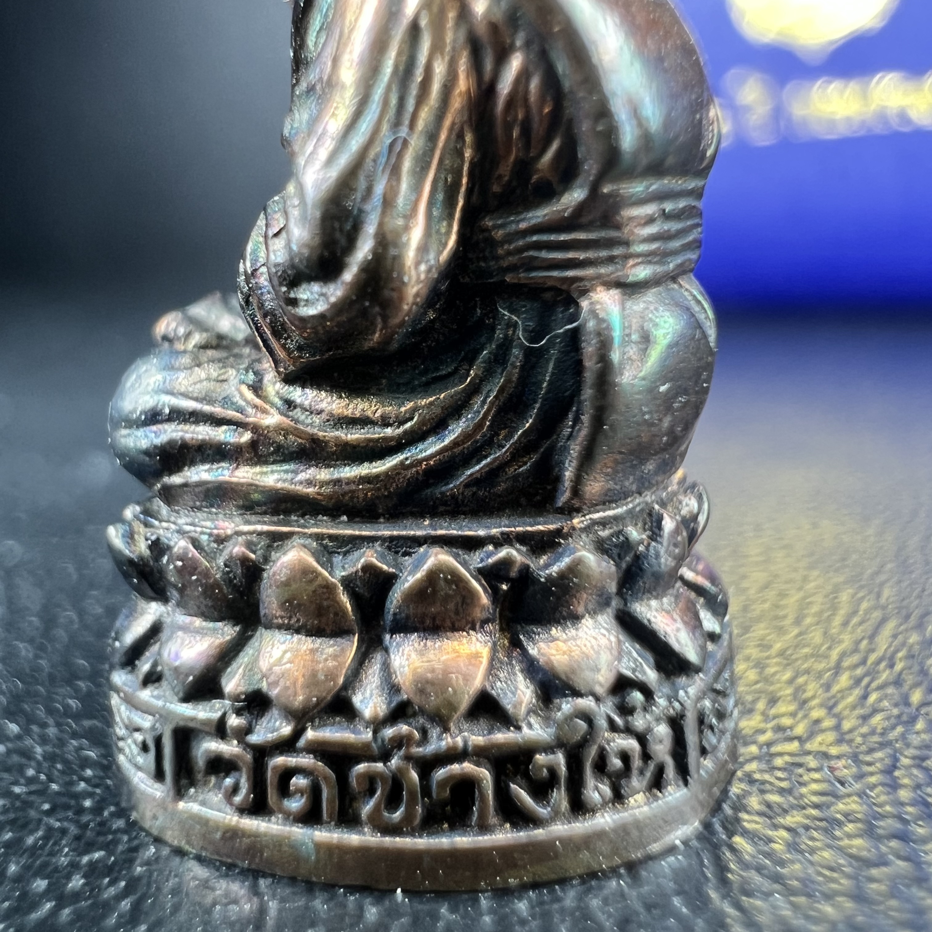 รูปเหมือนหล่อลอยองค์หลวงปู่ทวด รุ่น 111ปี กระทรวงกลาโหม เนื้อนวโลหะรมดำ-ปัดเงา ปี2540 พิธีใหญ่ เข้มขลัง นิยม พร้อมกล่องบรรจุเดิม(คัดสภาพสวยผิวเทพๆผิวรุ้งๆ)ทั้งพิธีทั้งพุทธศิลป์ทรงคุณค่าอีกหนึ่งรุ่นยอดนิยม