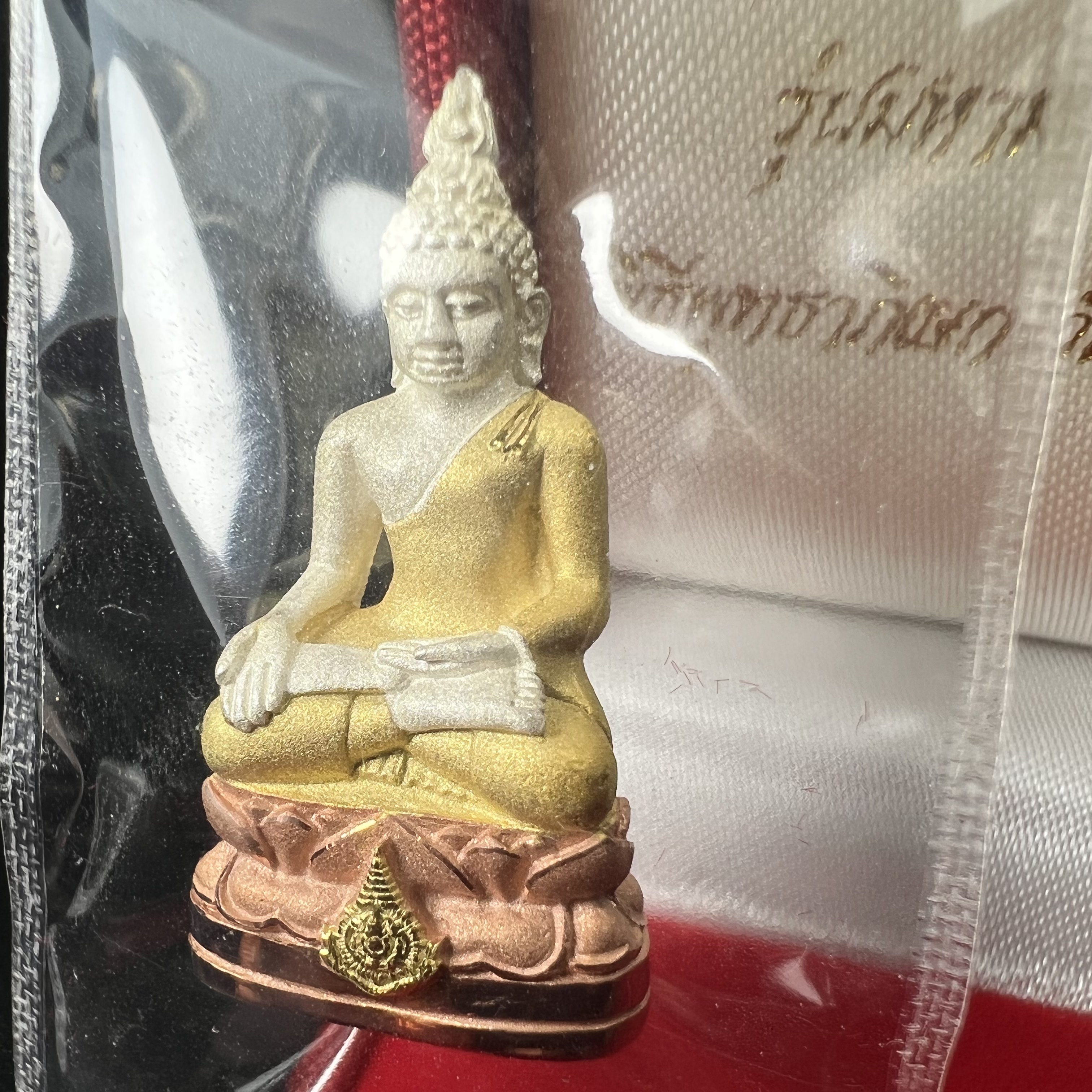 พระไพรีพินาศ รุ่นมหามงคล 72 พรรษา (6 รอบ) ในหลวงรัชกาลที่9 ปี2542 พิมพ์ใหญ่ เนื้อเงินบริสุทธิ์ 99.9% ชุบสามกษัตริย์แบบพ่นทรายขัดเงาบางส่วน(สภาพสวยซีนซองเดิมกล่องบรรจุเดิมครบสมบูรณ์)1 ใน 1500 องค์