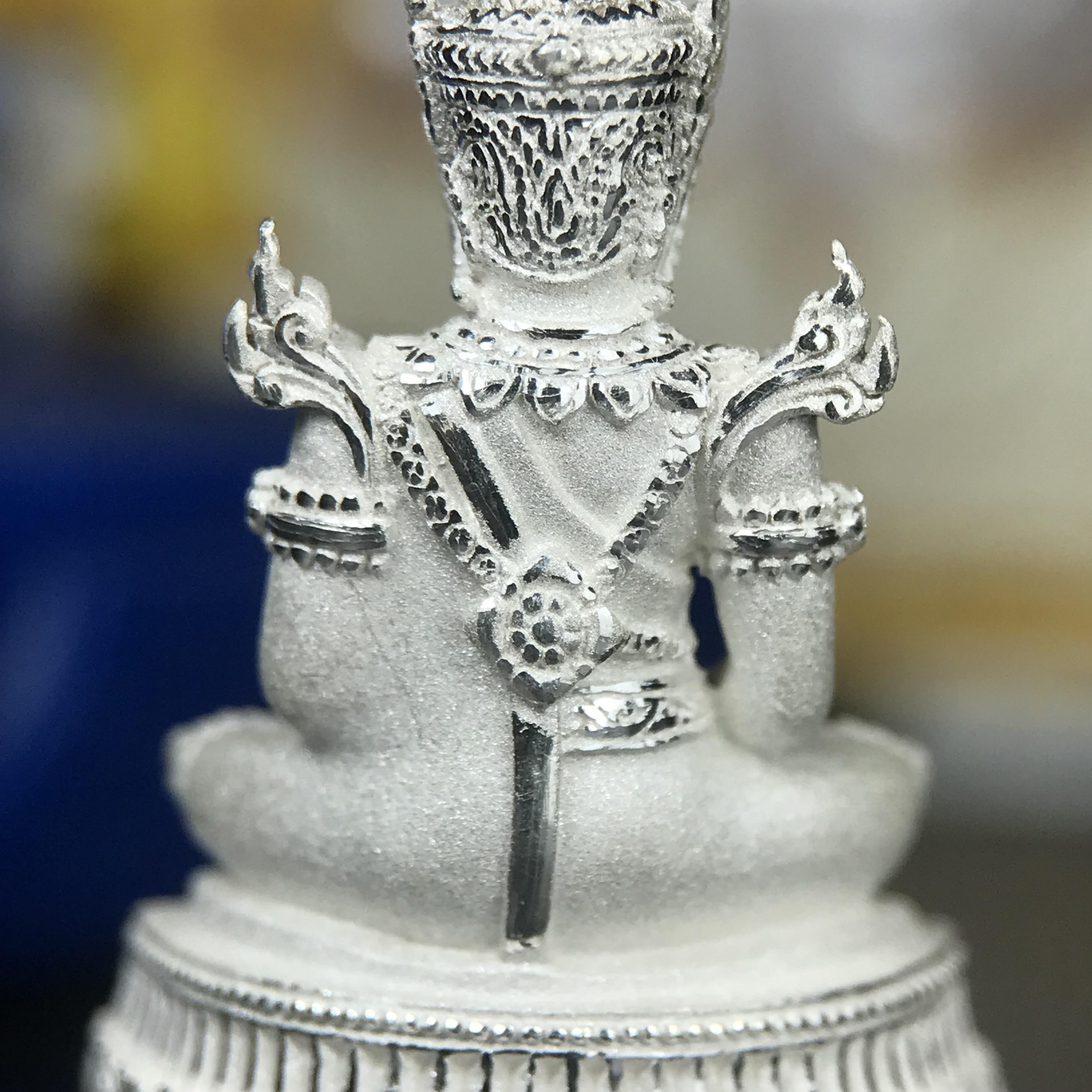 พระแก้วมรกต ทรงเครื่องฤดูร้อน พระราชทานประดิษฐานตราสัญลักษณ์ฉลองสิริราชสมบัติ ครบ 60 ปี ในหลวงรัชกาลที่ 9 พ.ศ.2549 เนื้อเงินลอยองค์พิมพ์ใหญ่ สูง 3.6 ซม. ขนาดหน้าตัก 1/2 นิ้ว (พิธีใหญ่มหาพุทธาภิเษก ณ พระอุโบสถวัดพระแก้ว เกจิอาจารย์ ทั่วประเทศ 108 รูป )