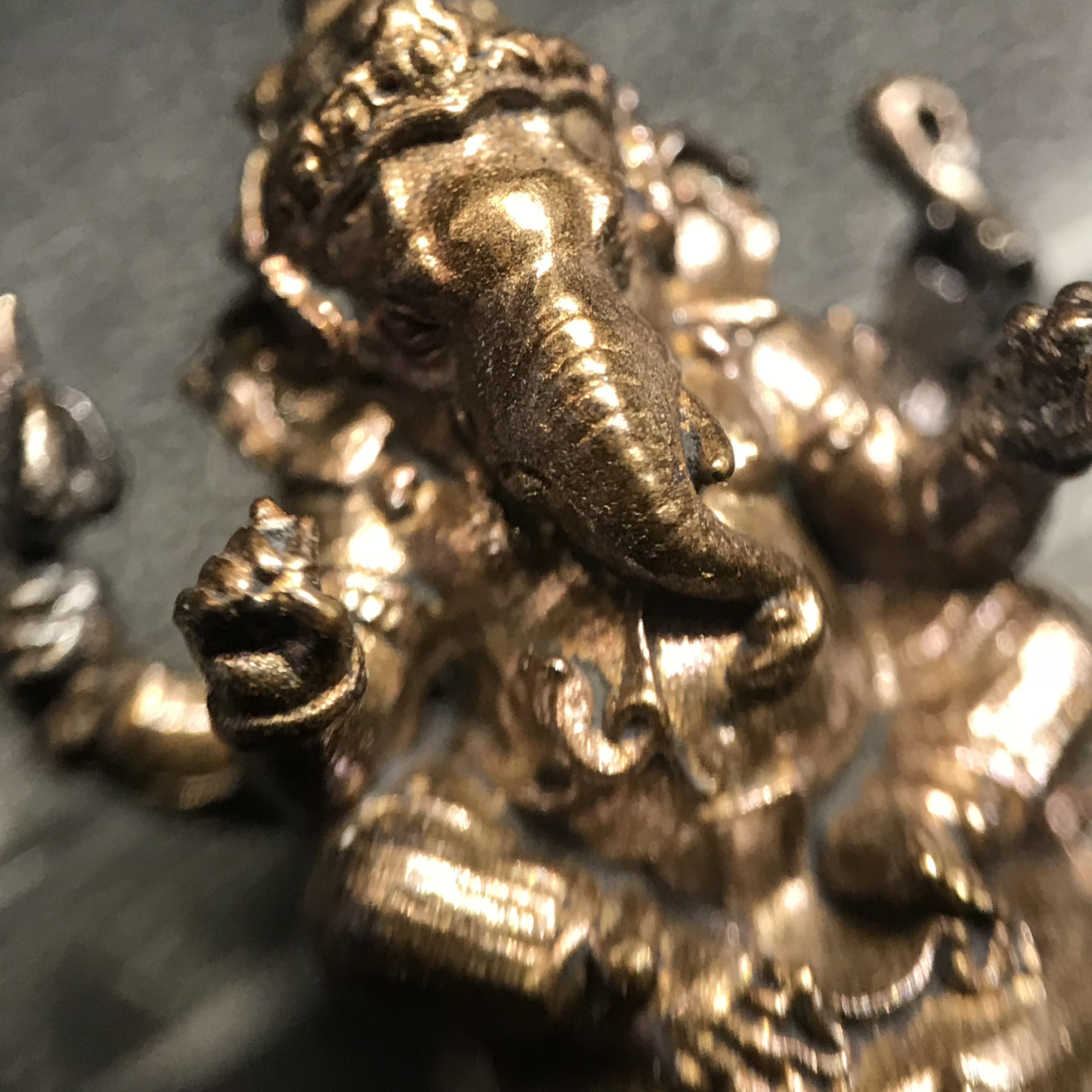 พระพิฆเนศ รุ่นครบรอบ100 ปี กรมศิลปากร ปี2556 พิมพ์ลอยองค์ เนื้อโลหะผสม ปางบรมครู(องค์นั่ง)สูง 1 นิ้ว