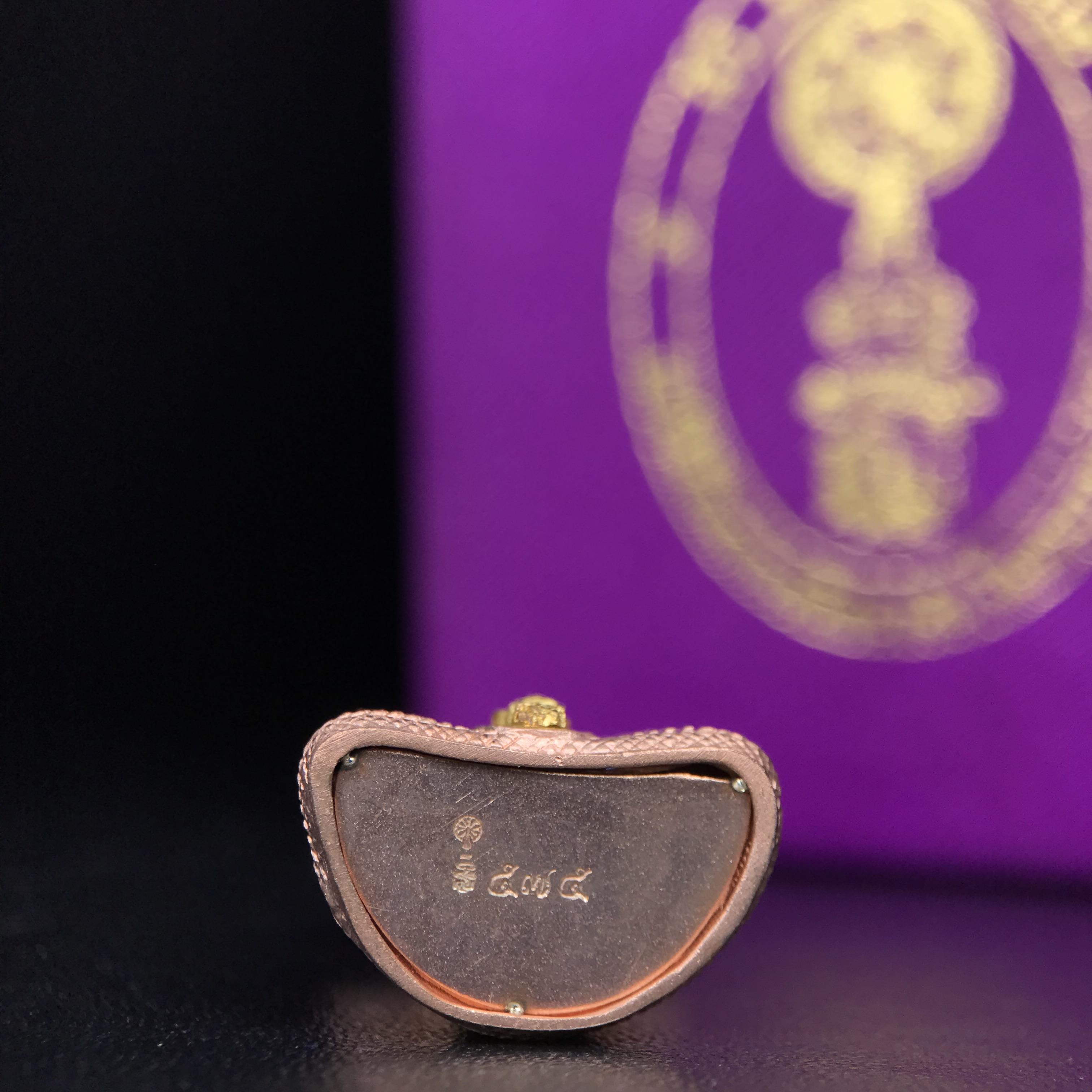 พระนาคปรก สธ. รุ่นสร้างพระอุโบสถเฉลิมพระเกียรติ 4 รอบ 84 พรรษา สมเด็จพระเทพรัตนราชสุดาฯ วัดบวรนิเวศวิหาร ปี 2543 พิมพ์ใหญ่ เนื้อเงินบริสุทธิ์ ชุบสามกษัตริย์แบบพ่นทรายขัดเงาบางส่วน(สภาพ สวย )พิธีใหญ่ พุทธศิลป์งดงาม หายาก (1 ใน 1999 องค์)