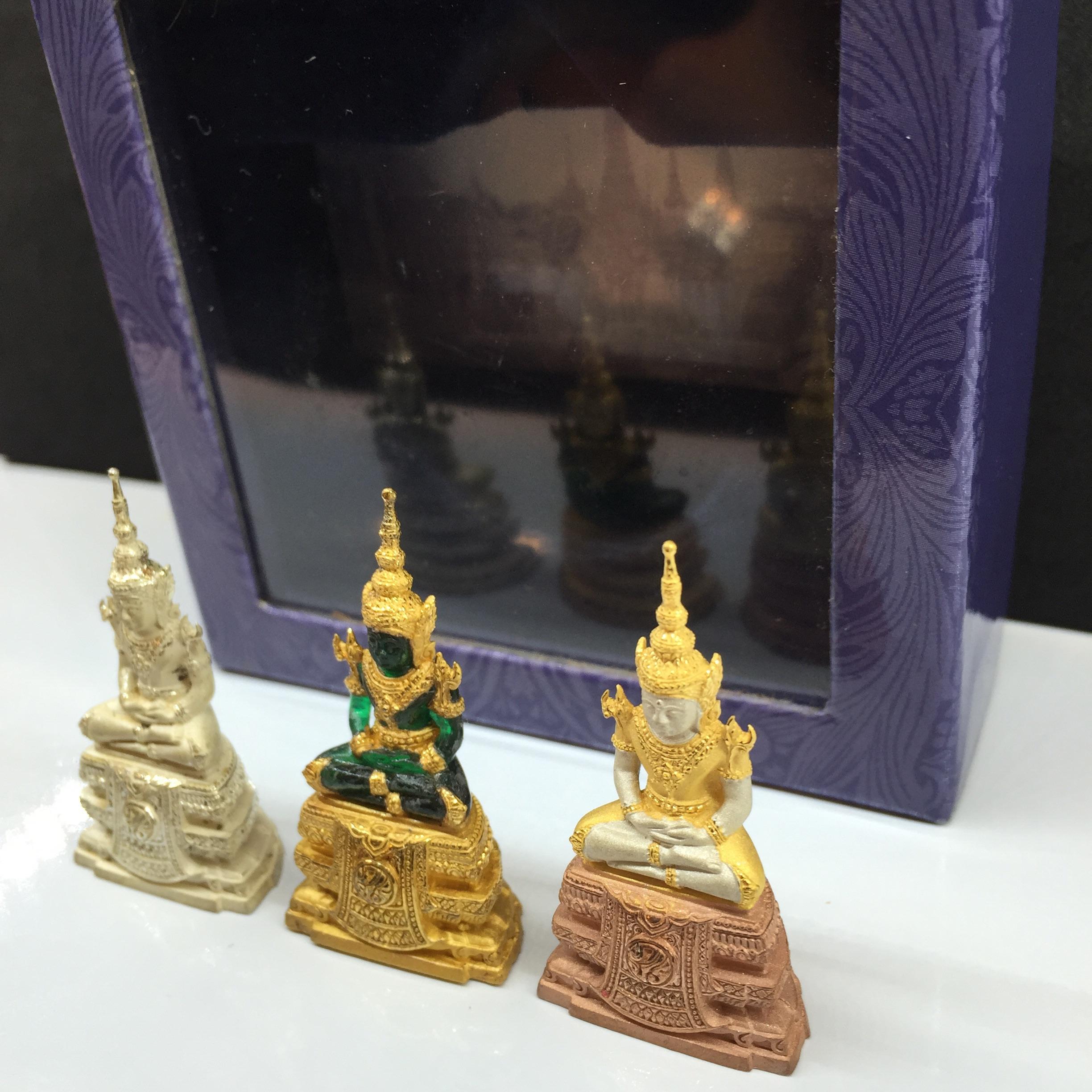 พระแก้วมรกตลอยองค์ ภปร.หน้าตัก 1/2 นิ้ว จัดสร้างโดยรพ.ภูมิพลฯ ปี2547 เนื้อเรซินหุ้มทองคำ+เนื้อเงิน+เนื้อเงินสามกษัตริย์